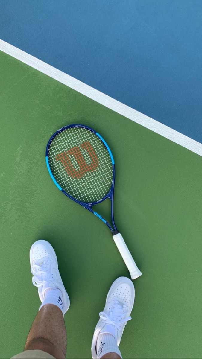 Wilson, Tennisschläger, Sneaker, Grüner Platz, Blau, Hochformat, Hintergrundbild fürs Smartphone