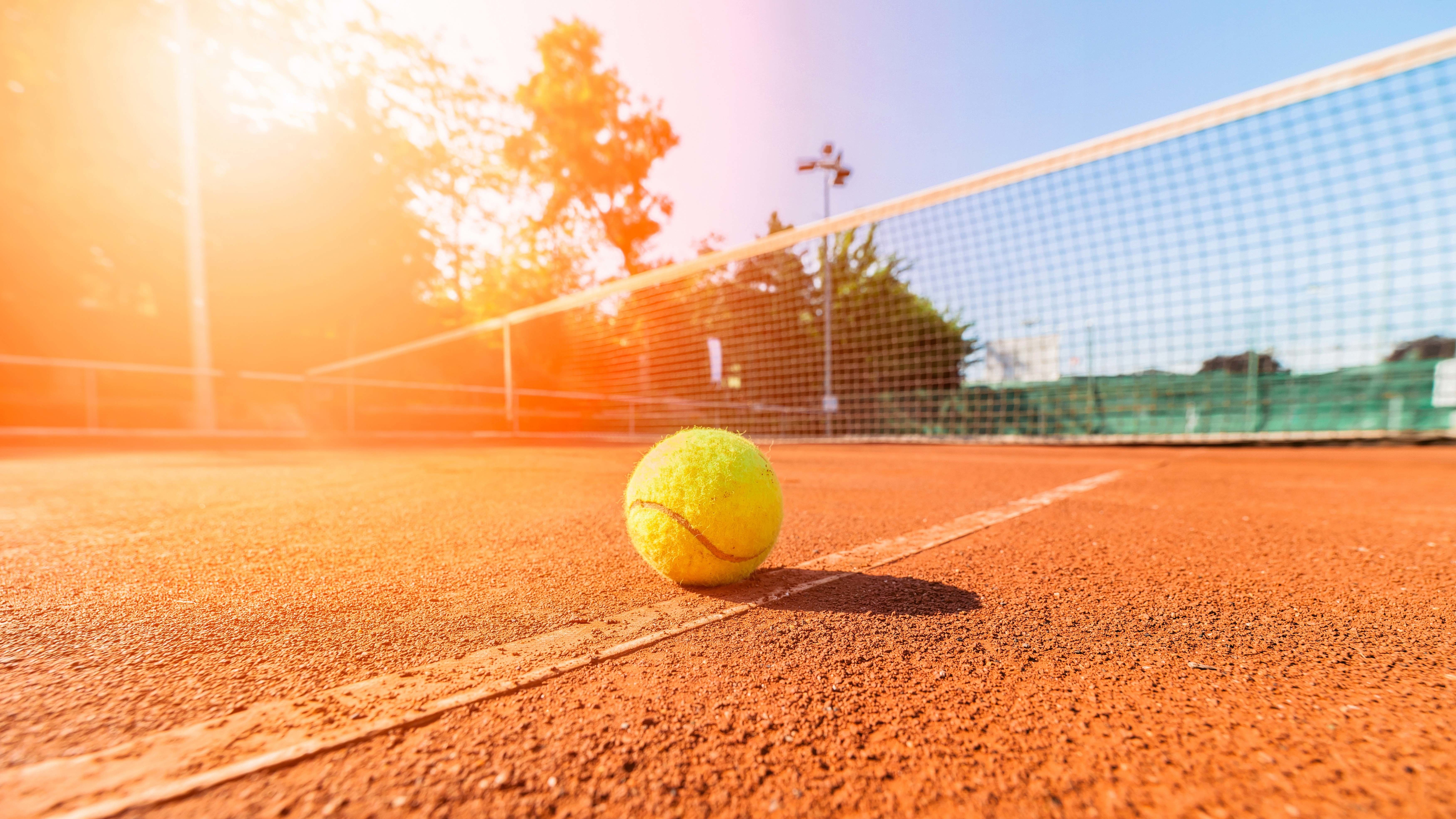 Tennisball, Sandplatz, Netz, Sonnenlicht, Gegenlicht, 6K, Hintergrundbild für den PC