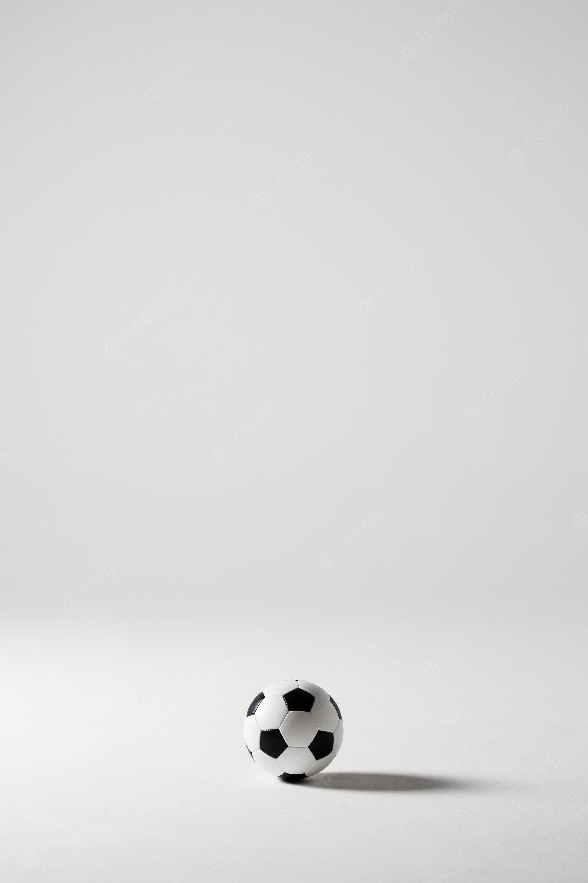 Fußball, Weißer Hintergrund, Minimalistisch, Schatten, QHD+, Sperrbildschirm fürs iPhone
