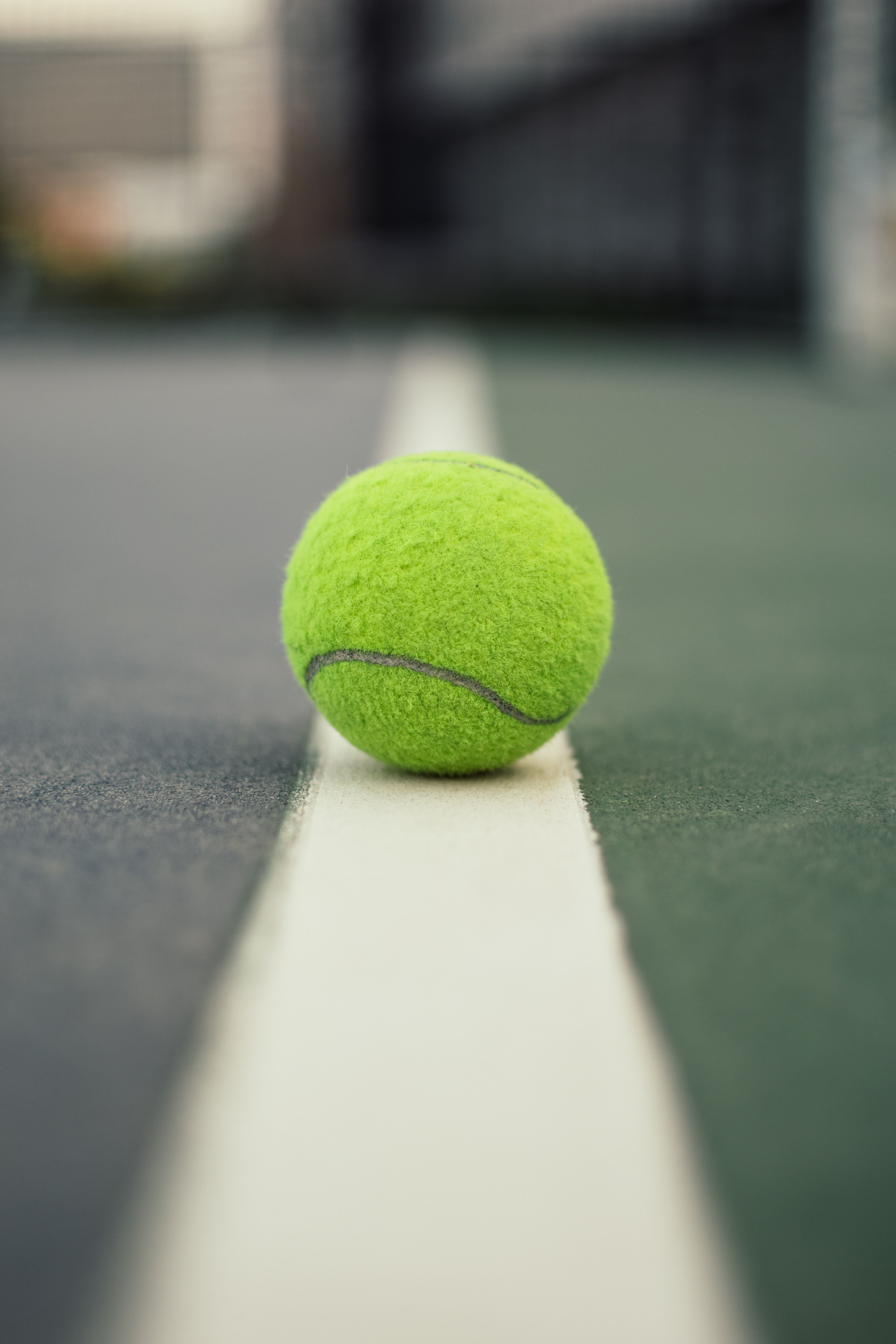 Tennisball, Linie, Grüner Platz, Nahaufnahme, Unschärfe, QHD+, iPhone-Hintergrundbild