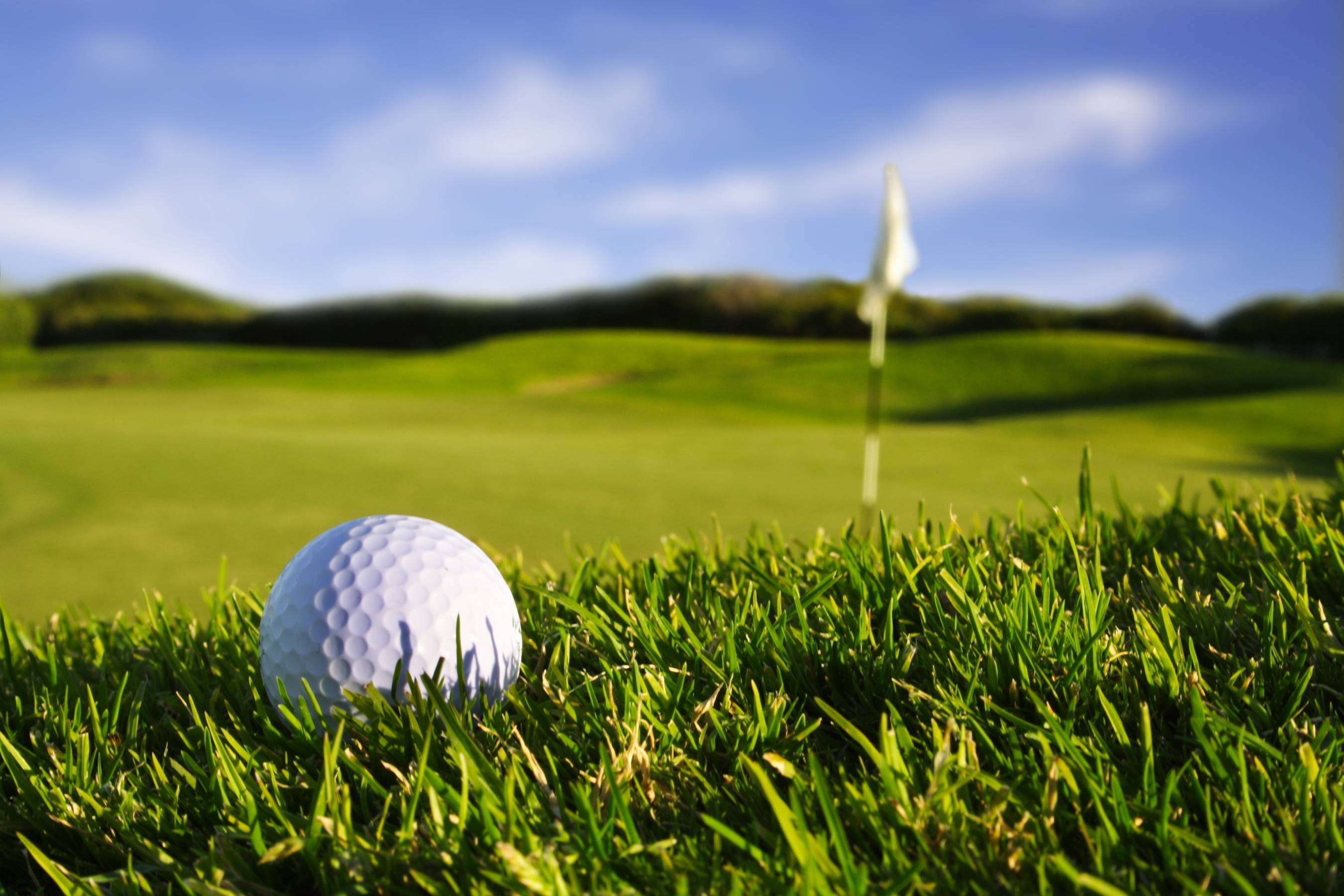 Golfball, Gras, Fahne, Blauer Himmel, Nahaufnahme, 2K, Hintergrundbild für den PC