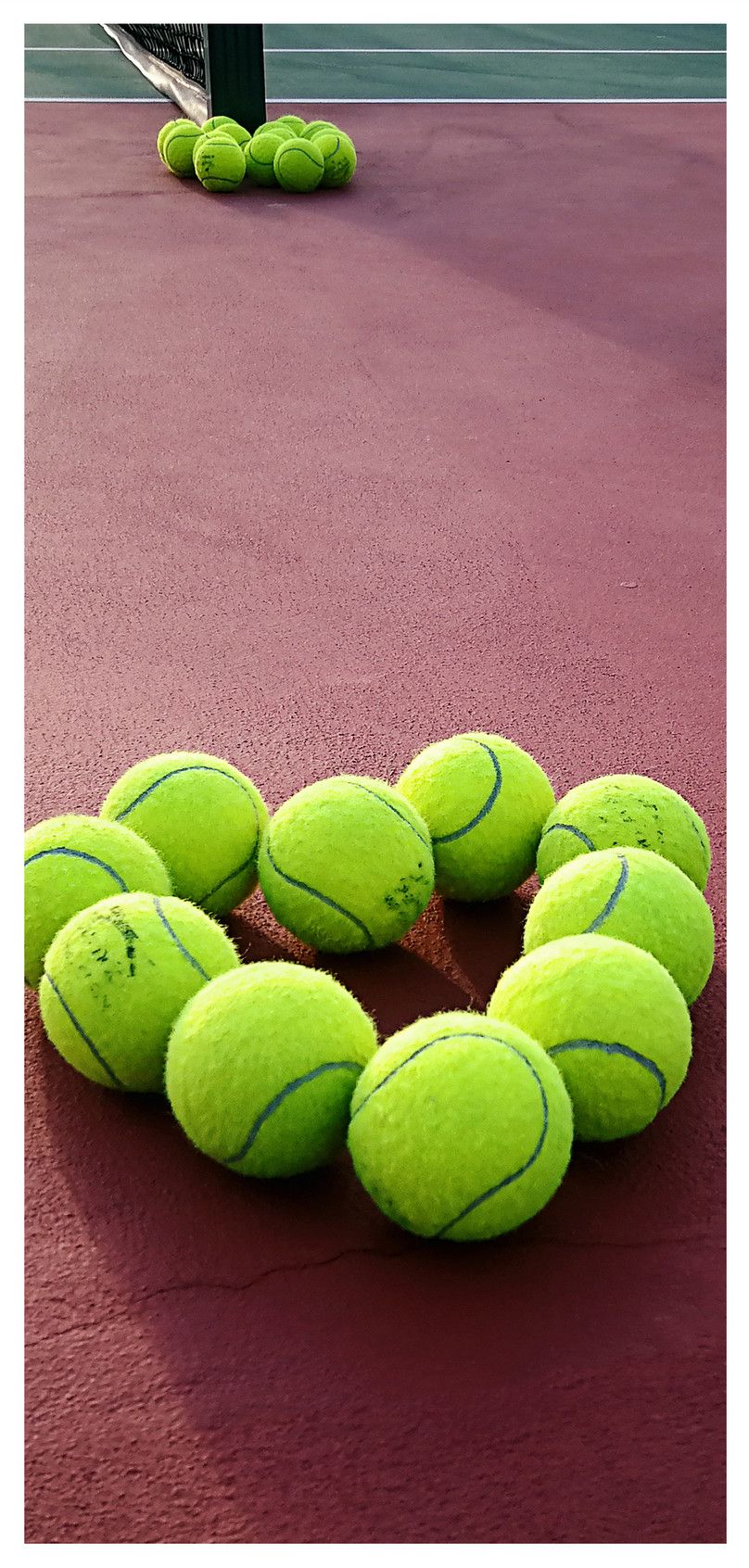 Tennisbälle, Herzform, Roter Platz, Draufsicht, Liebe, HD, Sperrbildschirm fürs iPhone