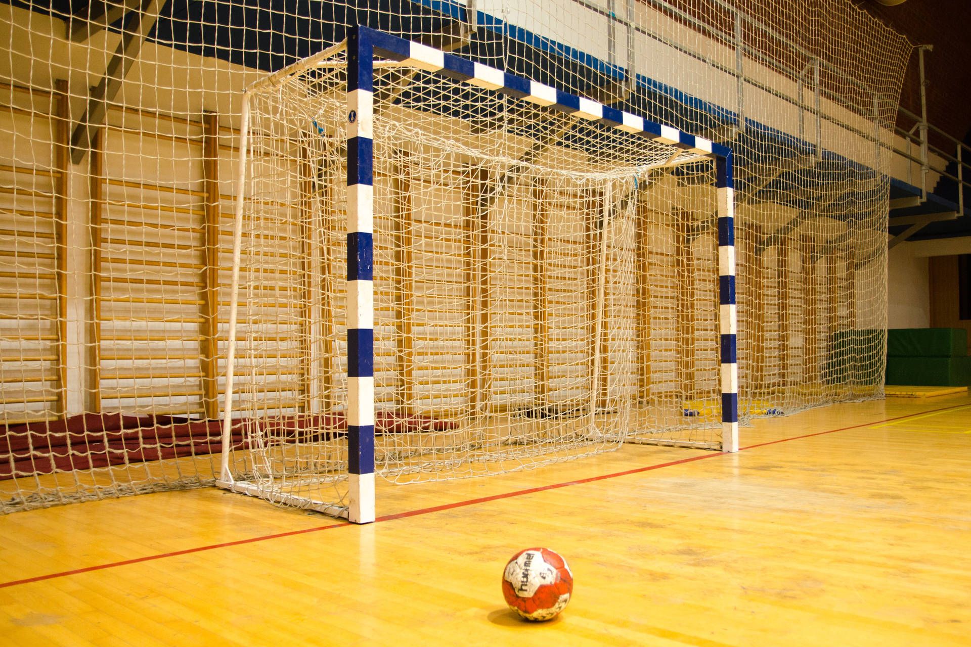 Handballtor, Sporthalle, Ball, Netz, Parkett, Full HD, Desktop-Hintergrund für Windows