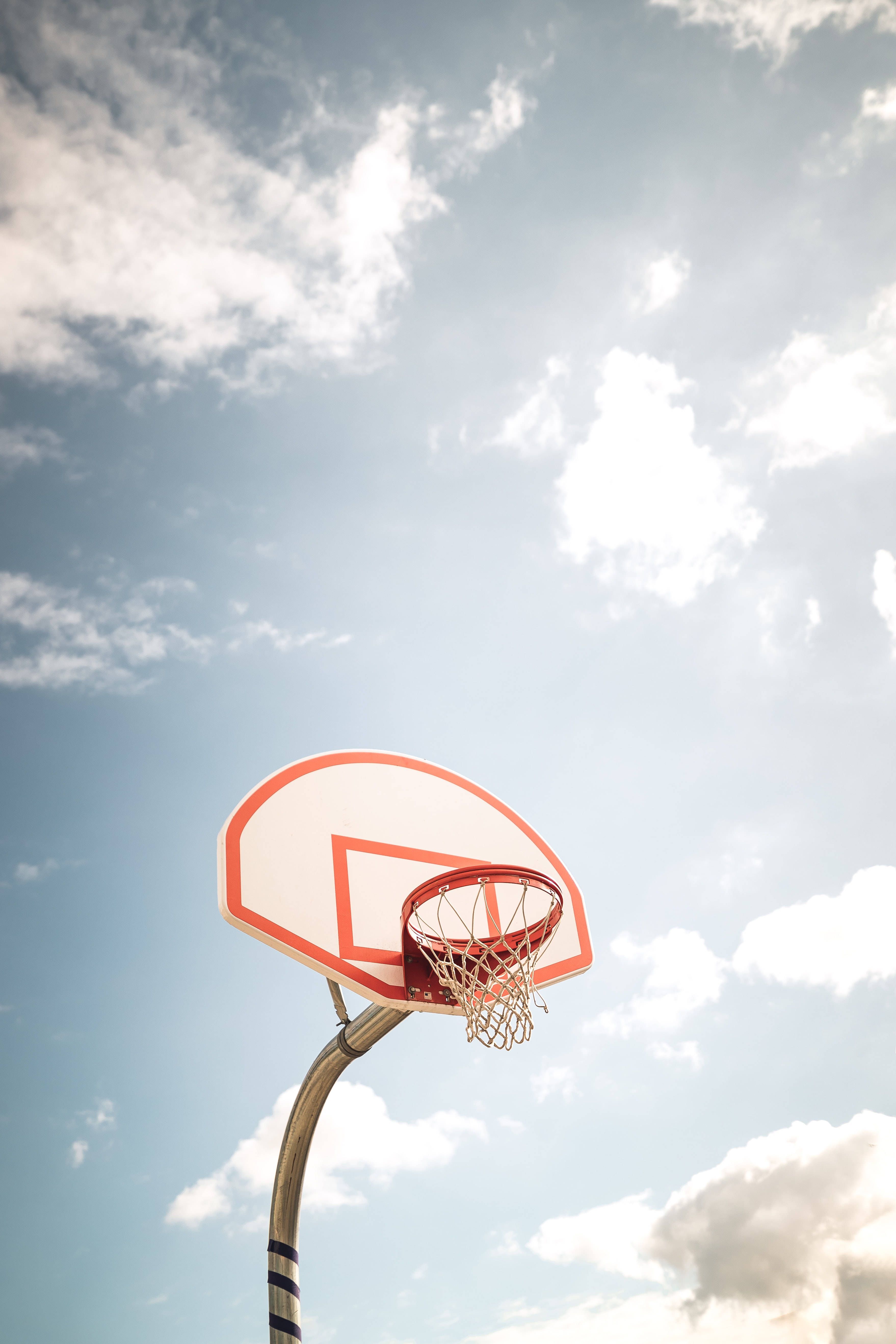 Basketballkorb, Wolkenhimmel, Sonnenlicht, Froschperspektive, QHD+, iPhone-Hintergrundbild