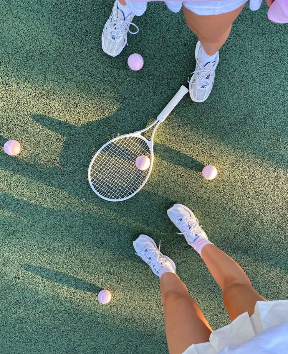 Tennisschläger, Tennisspielerinnen, Sneaker, Grüner Platz, Draufsicht, HD, Tablet-Hintergrund