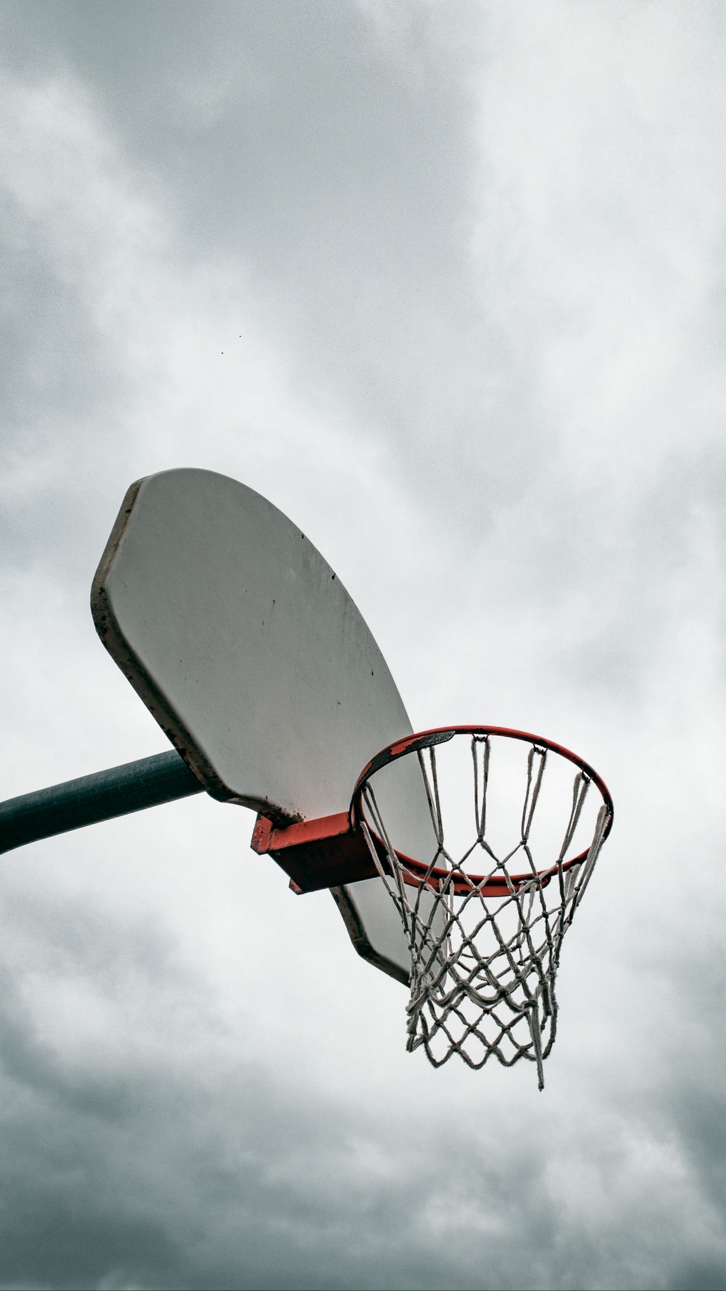 Basketballkorb, Grauer Himmel, Wolken, Froschperspektive, Minimalismus, QHD+, Handy-Hintergrund