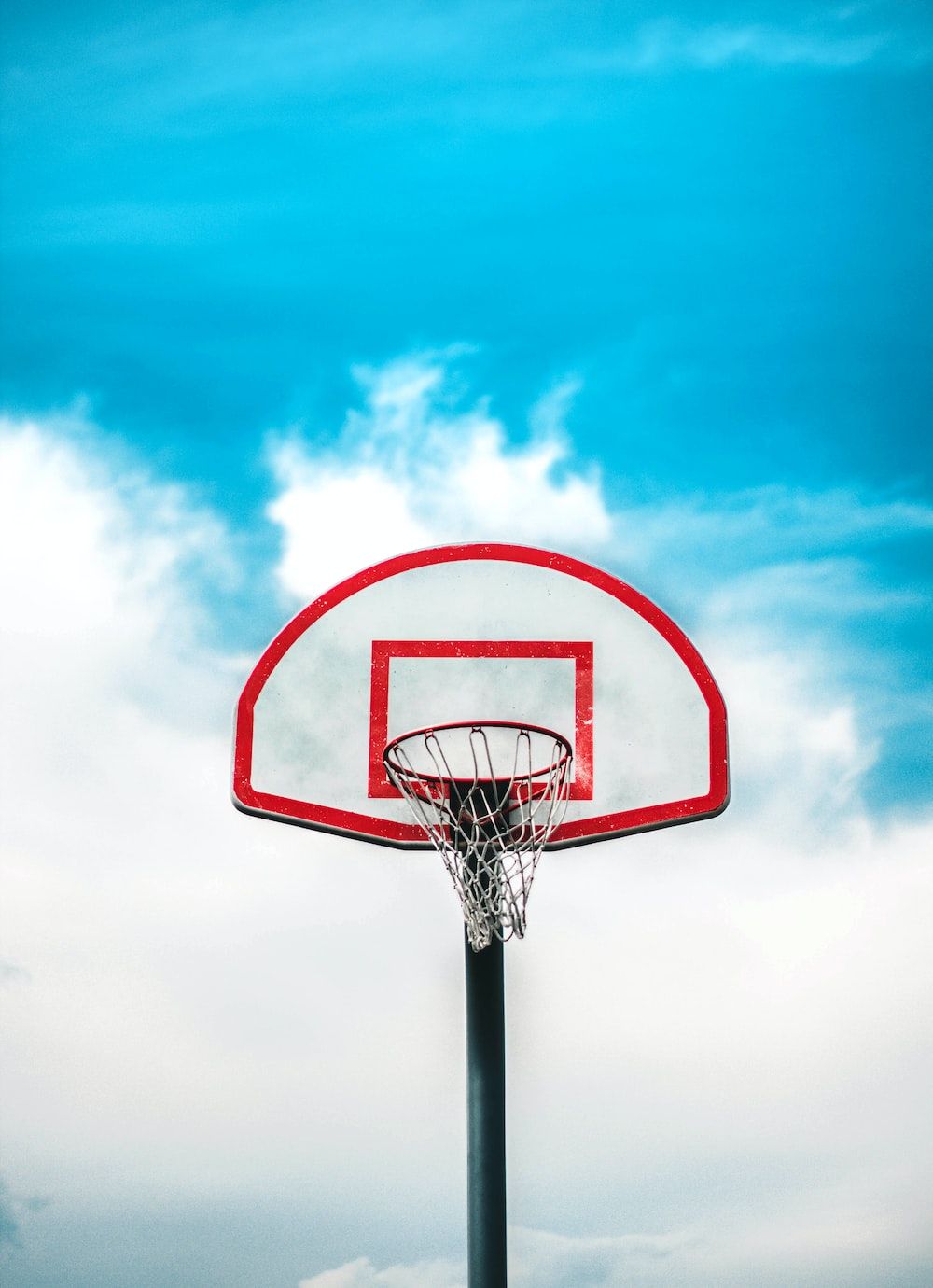 Basketballkorb, Blauer Himmel, Wolken, Rotes Brett, Hintergrundbild für iPad und Tablet