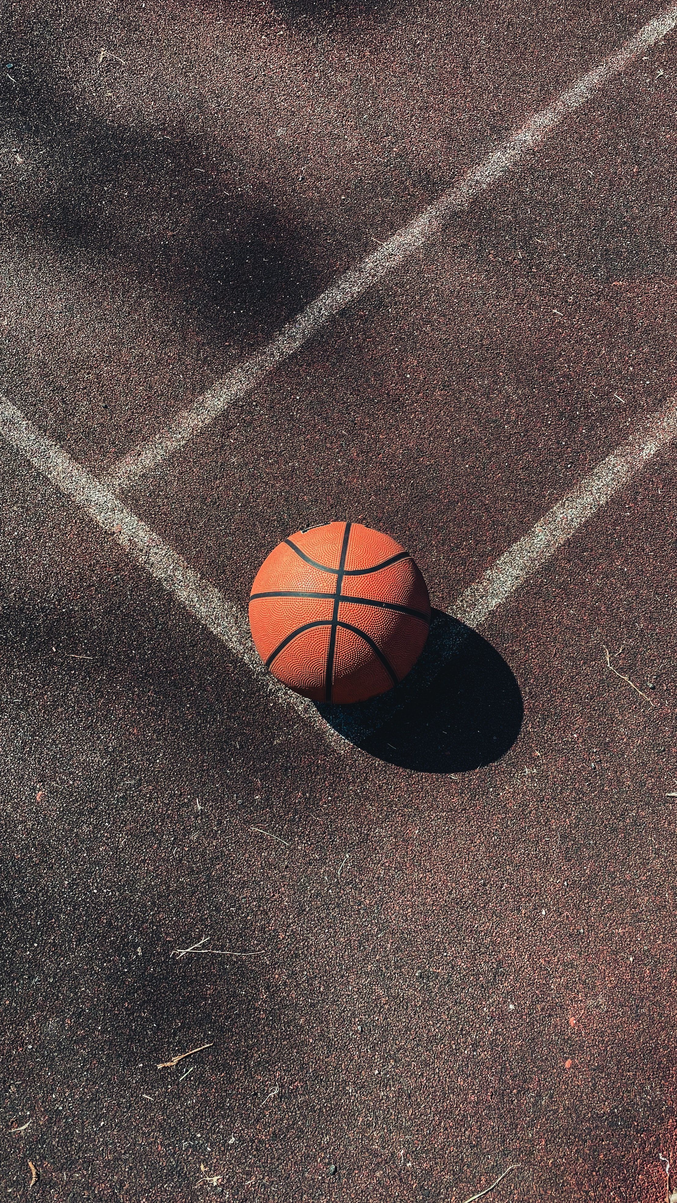 Basketball, Asphalt, Spielfeldlinien, Schatten, Vogelperspektive, QHD+, Handy-Hintergrundbild