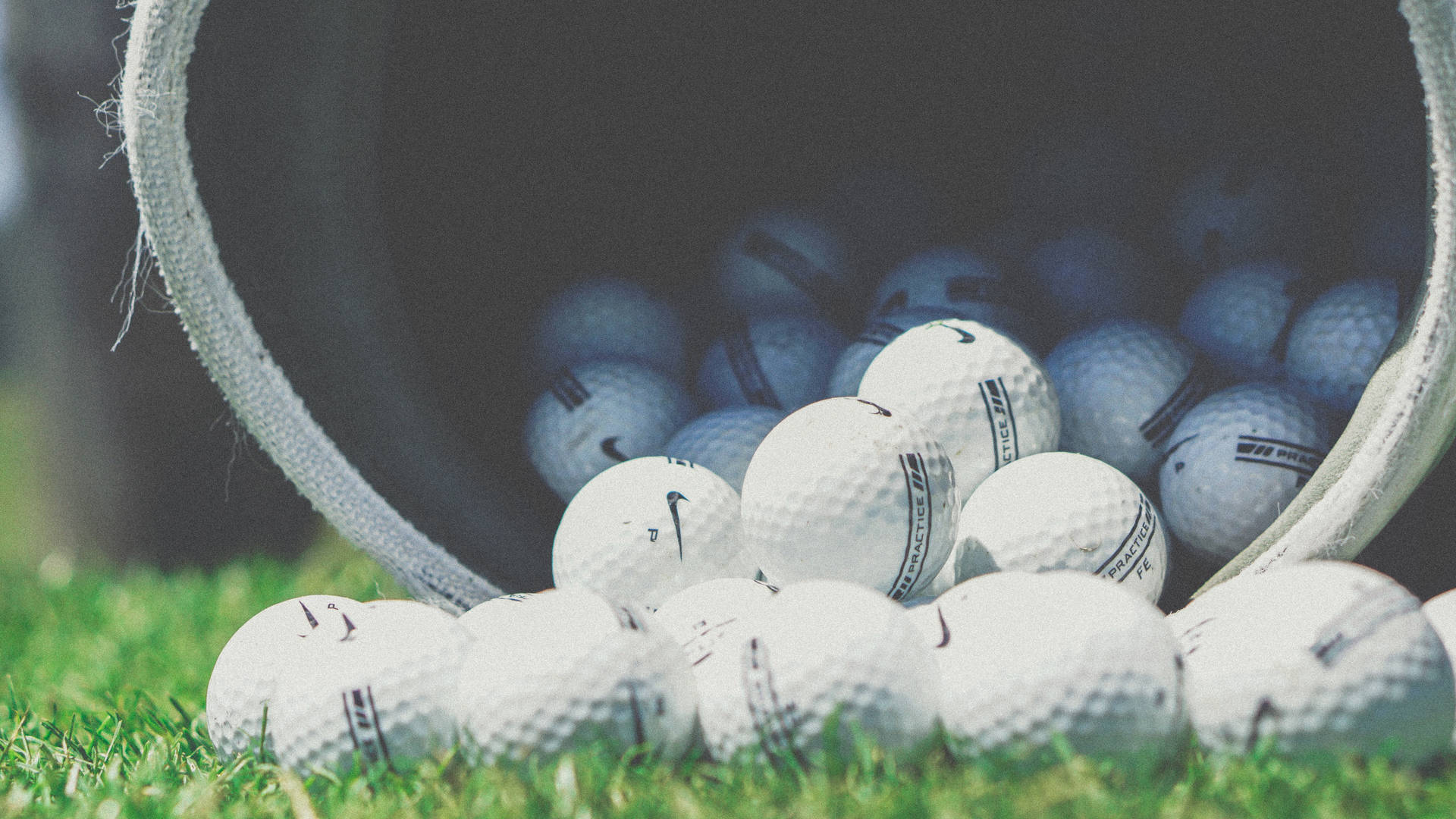 Golfbälle, Eimer, Driving Range, Nike, 16:9, Full-HD-Hintergrundbild für den Desktop