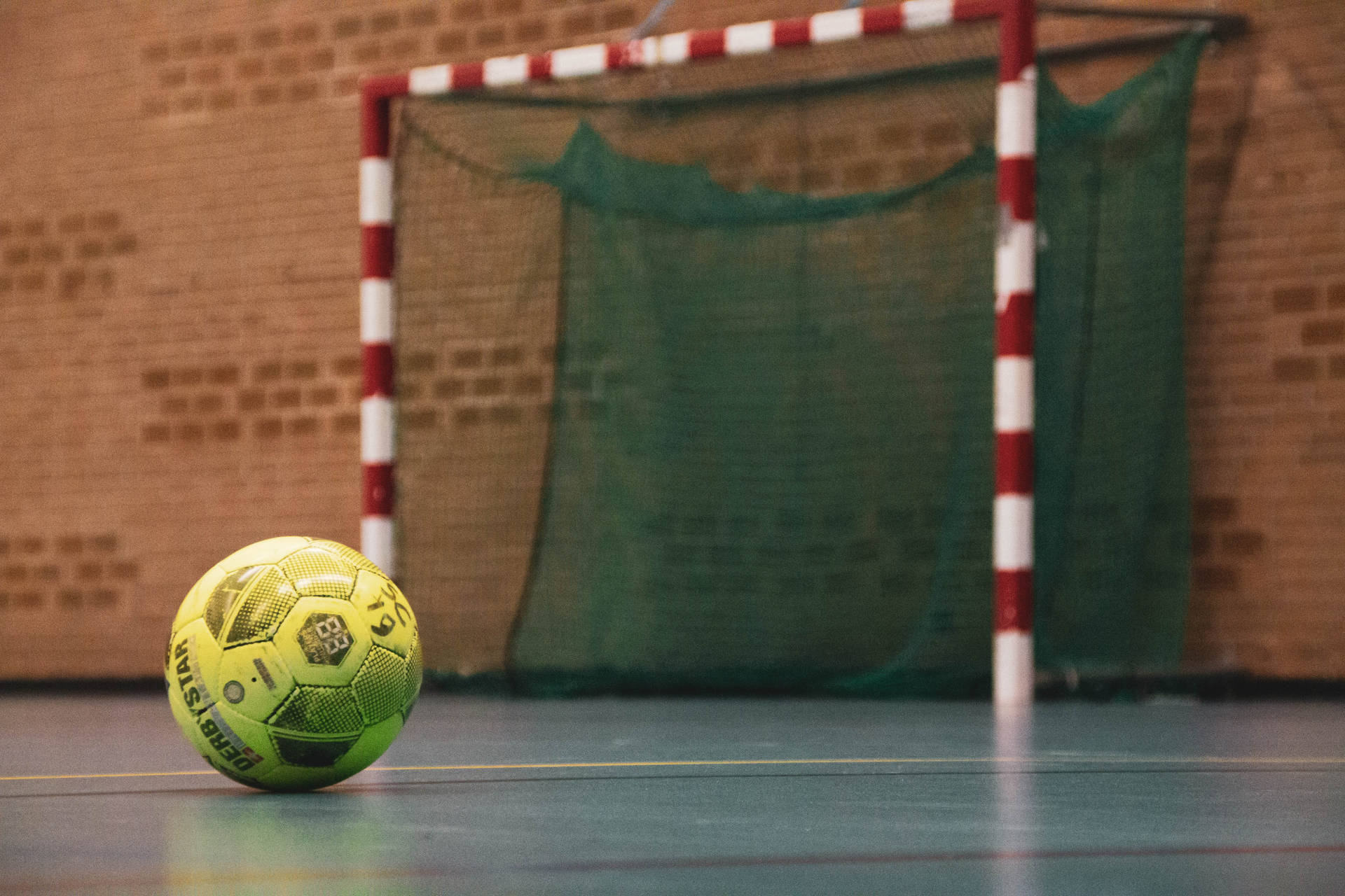 Handballtor, Ball, Ziegelwand, Sporthalle, Grün, Full HD, Desktop-Hintergrund für Windows