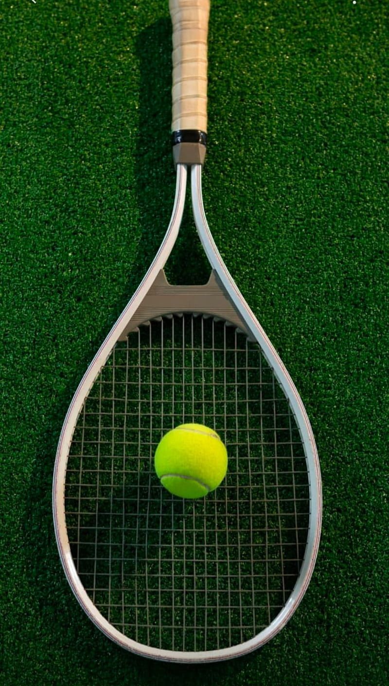 Tennisschläger, Tennisball, Rasen, Draufsicht, Minimalismus, Hintergrundbild fürs Handy