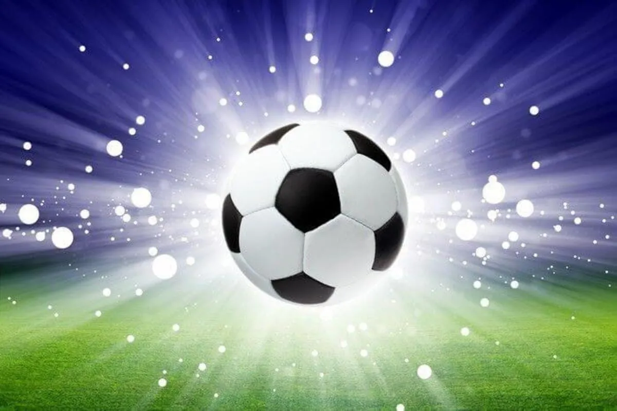 Fußball, Lichtstrahlen, Rasen, Lila Hintergrund, Digital Art, Wallpaper