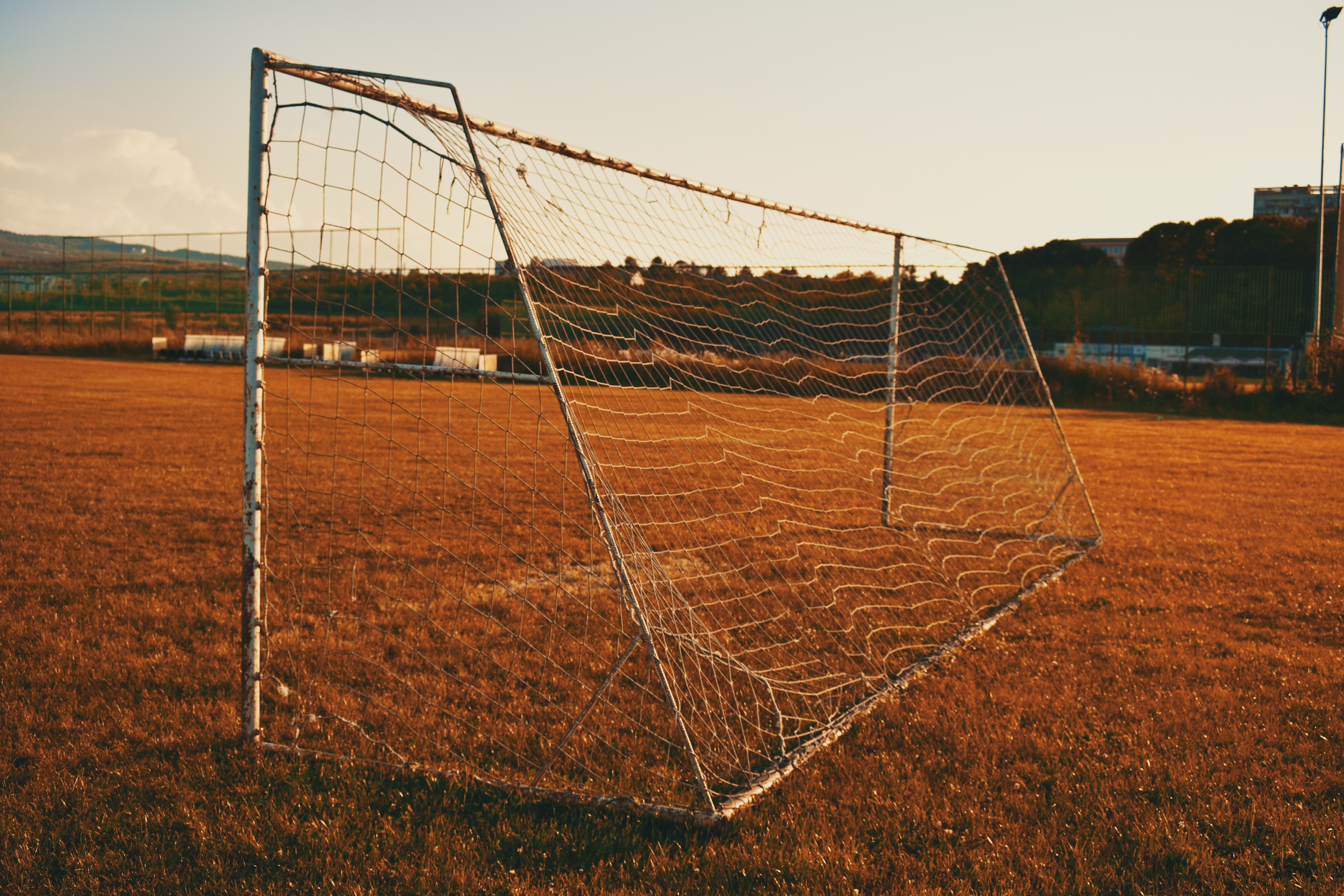 Fußballtor, Bolzplatz, Tornetz, Warmes Licht, Hügel, 6K, Desktop-Hintergrund für Windows