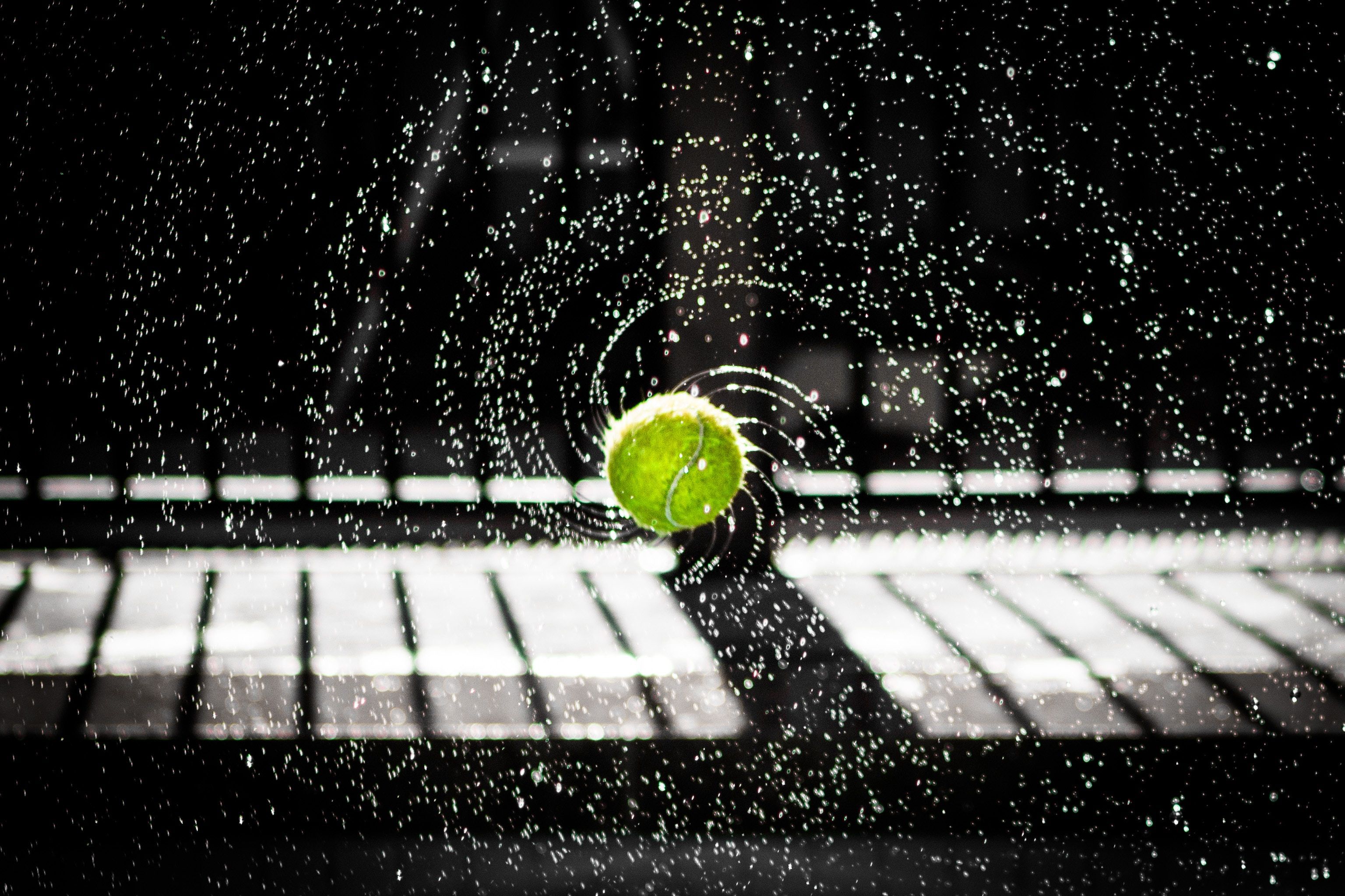 Tennisball, Spritzwasser, Bewegung, Schwarzer Hintergrund, Lichtstreifen, 2K Wallpaper
