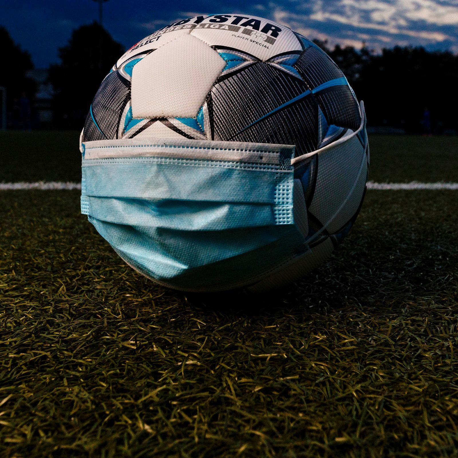 Fußball, Mundschutz, Corona, Rasen, Dunkel, HD, iPad-Hintergrundbild