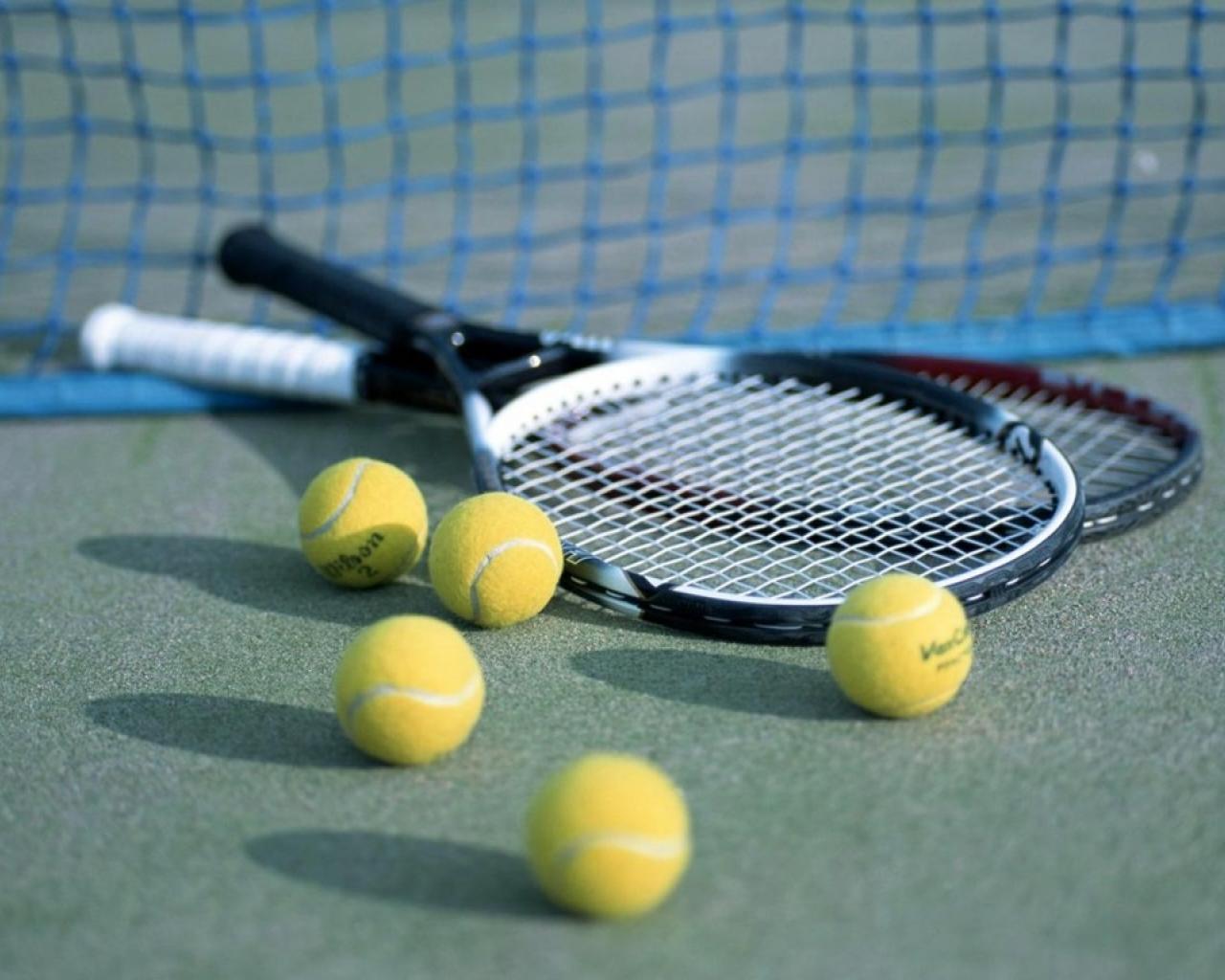 Tennisschläger, Tennisbälle, Netz, Hartplatz, Nahaufnahme, HD, Desktop-Hintergrund