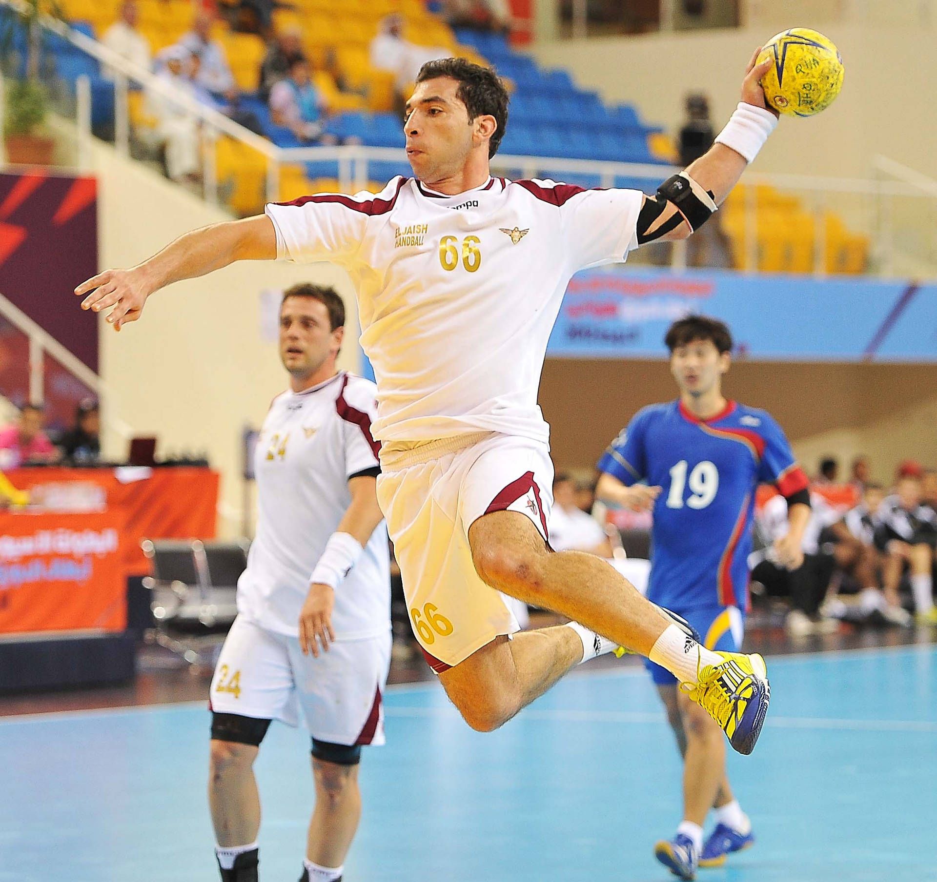 Handballspieler, Sprungwurf, Länderspiel, Sporthalle, Abwehr, Hintergrundbild fürs iPad