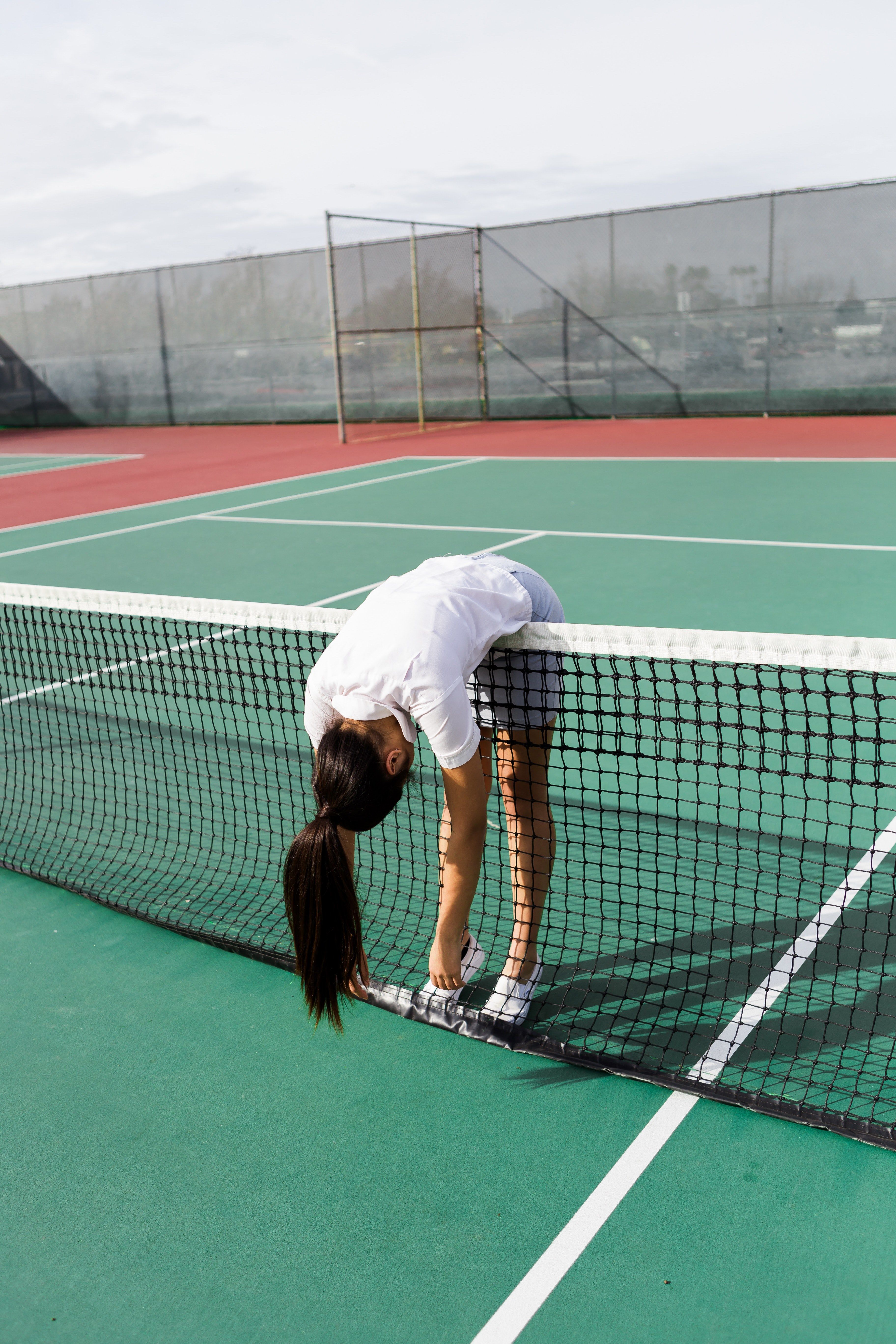 Tennisspielerin, Netz, Grüner Platz, Erschöpfung, Hartplatz, QHD+, Handy-Hintergrundbild