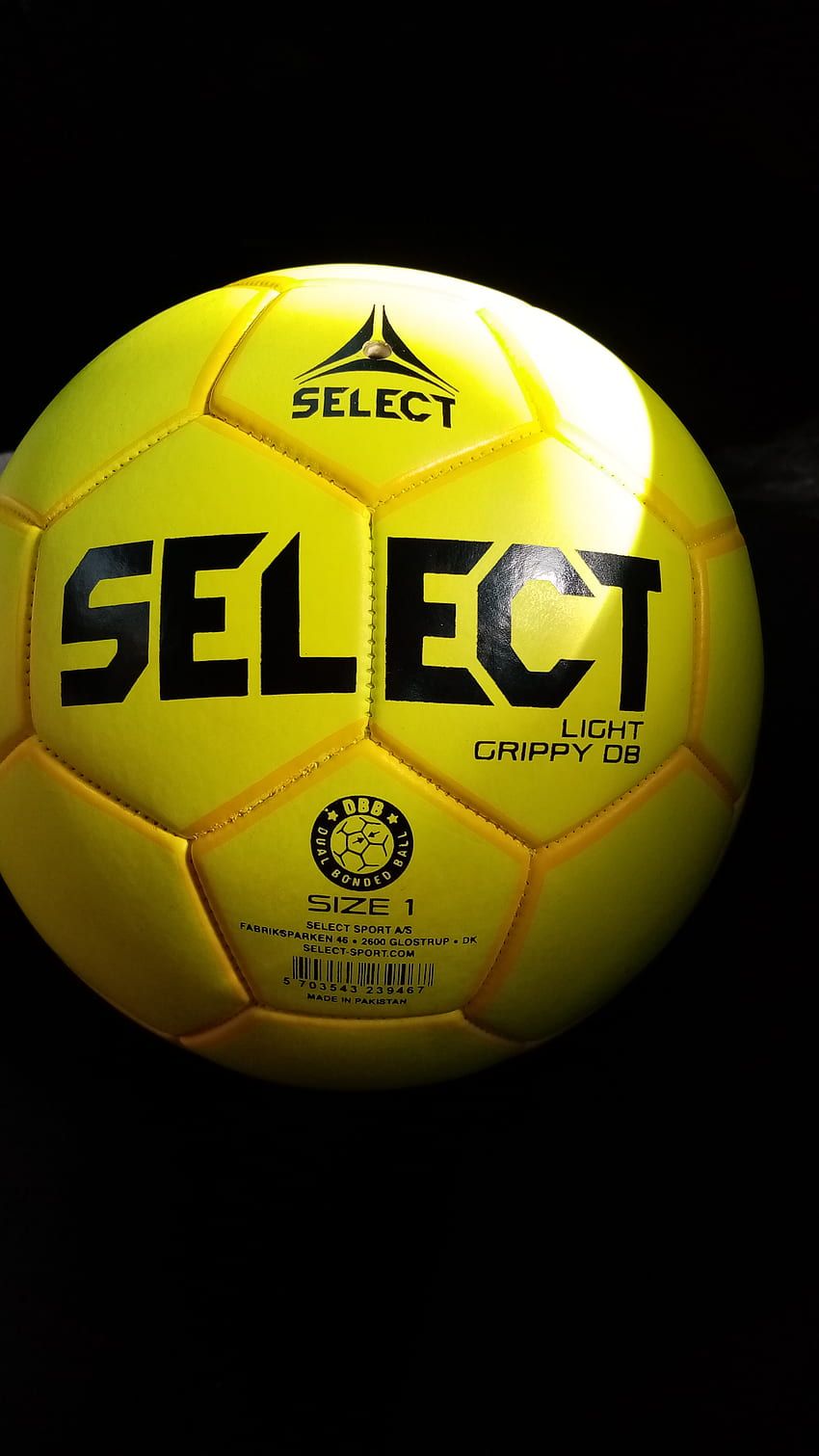 Select, Handball, Gelb, Schwarzer Hintergrund, Nahaufnahme, Sperrbildschirm fürs iPhone