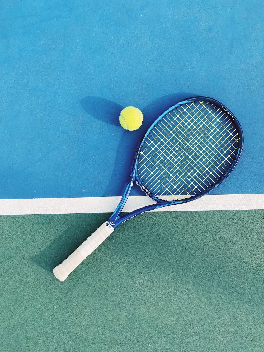 Tennisschläger, Tennisball, Blauer Platz, Grün, Draufsicht, Hintergrundbild fürs iPad