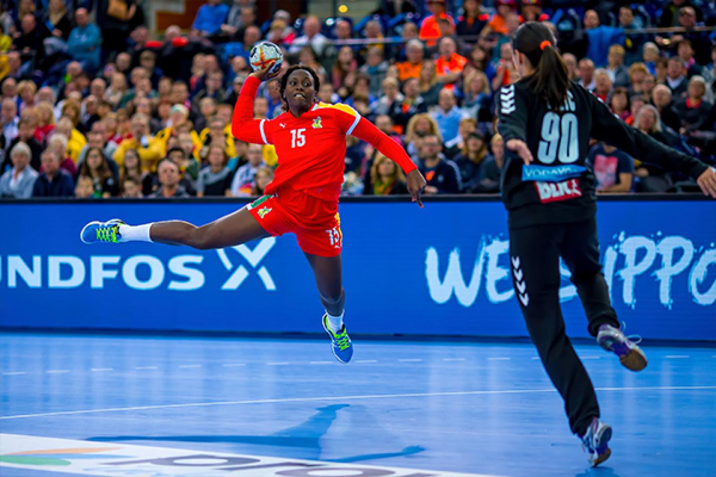 Handballspielerin, Sprungwurf, Länderspiel, Publikum, Frauenhandball, HD, Laptop-Hintergrundbild