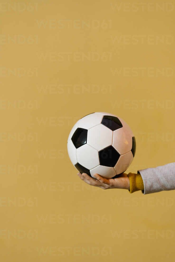 Fußball, Hand, Gelber Hintergrund, Minimalistisch, HD, Sperrbildschirm fürs iPhone