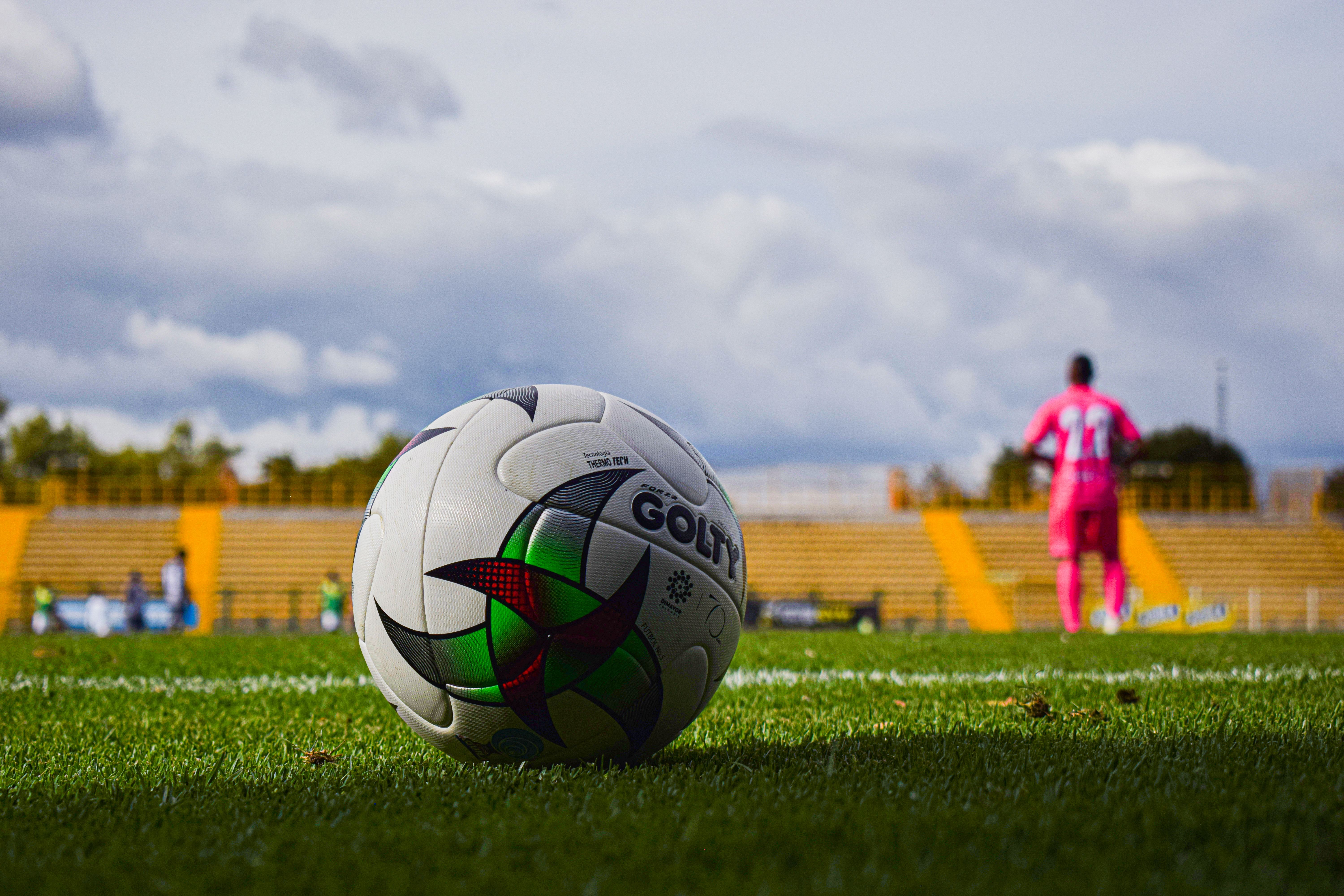 Fußball, Torwart, Rasen, Stadion, Wolken, 6K, Hintergrundbild für den PC