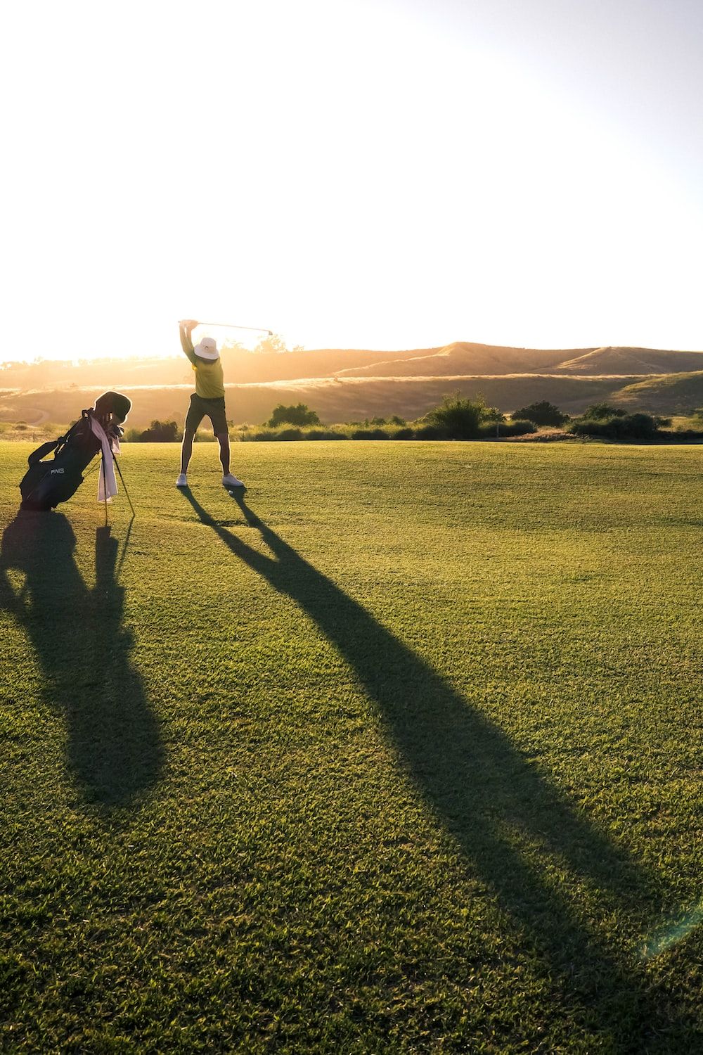 Golfer, Schatten, Sonnenuntergang, Fairway, Hochformat, Hintergrundbild fürs Smartphone