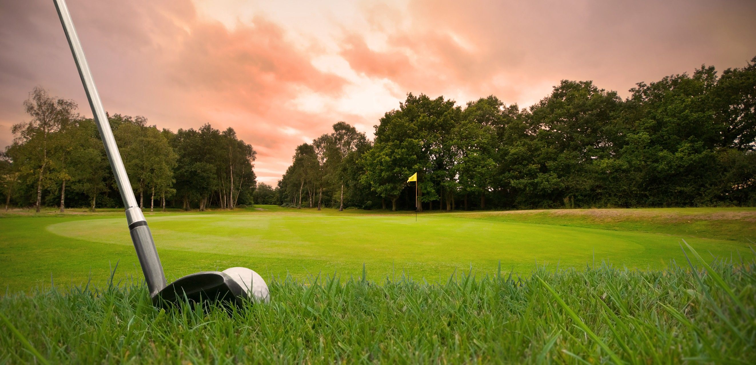 Golfschläger, Golfball, Fahne, Abendhimmel, Grün, 2K, Desktop-Hintergrund für Windows