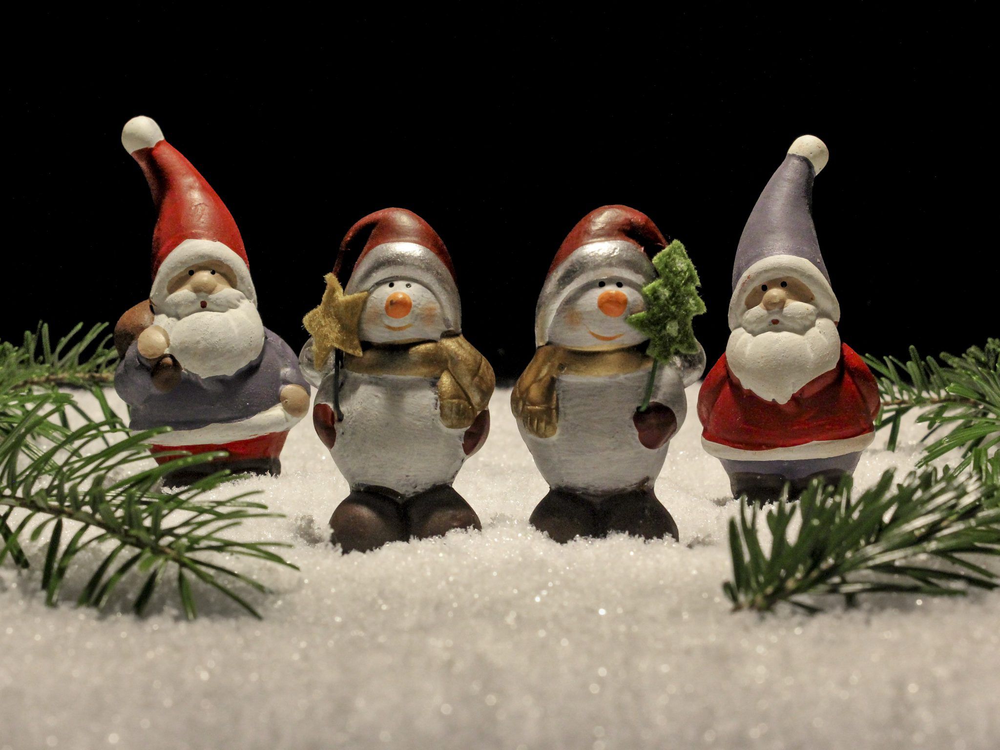 Weihnachtsfiguren, Weihnachtsmann, Schneemann, Pinguin, Schnee, Hintergrundbild fürs Tablet