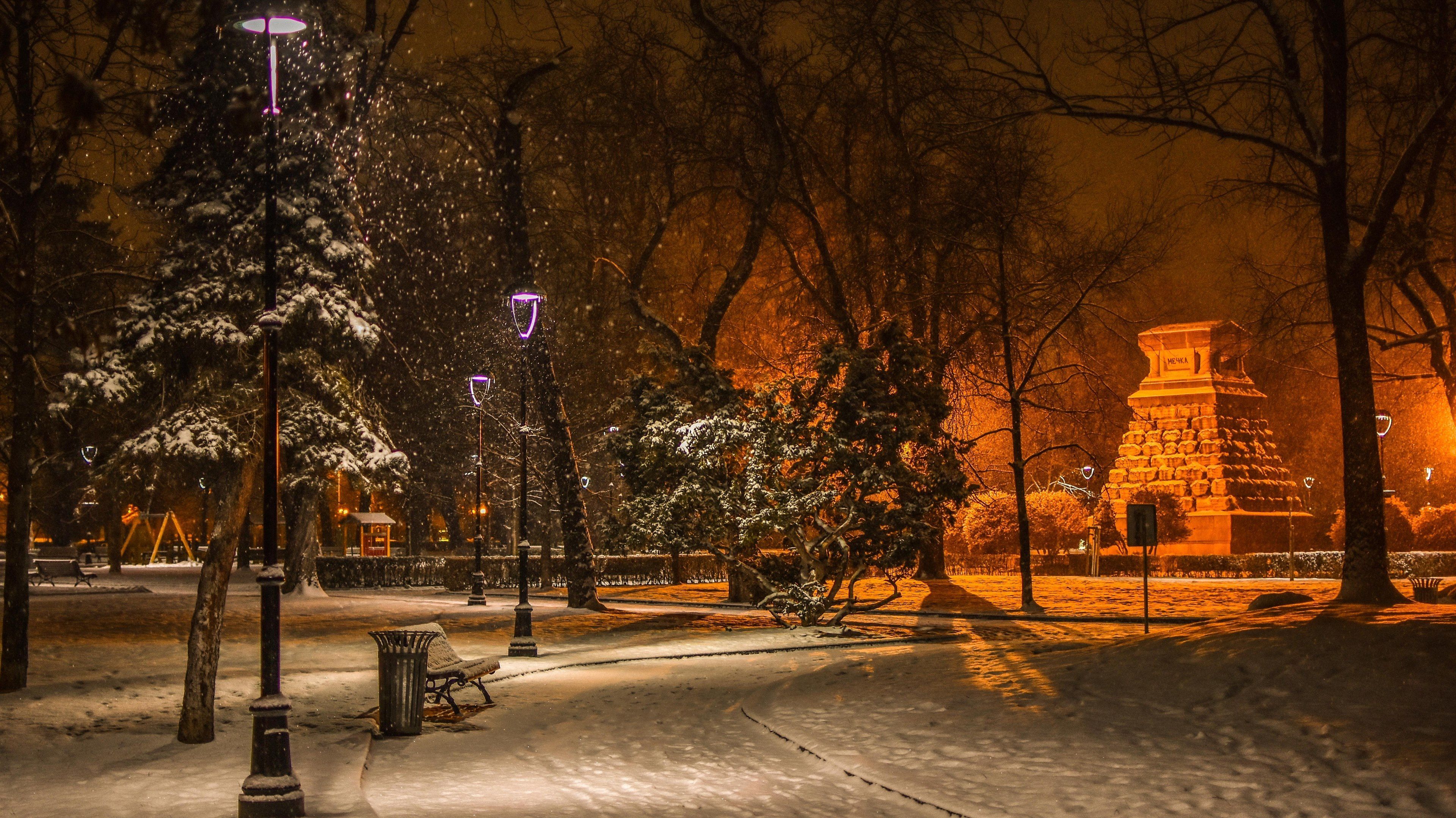 Park, Winternacht, Straßenlaternen, Schnee, Bäume, 16:9, 4K-Hintergrundbild für den Desktop