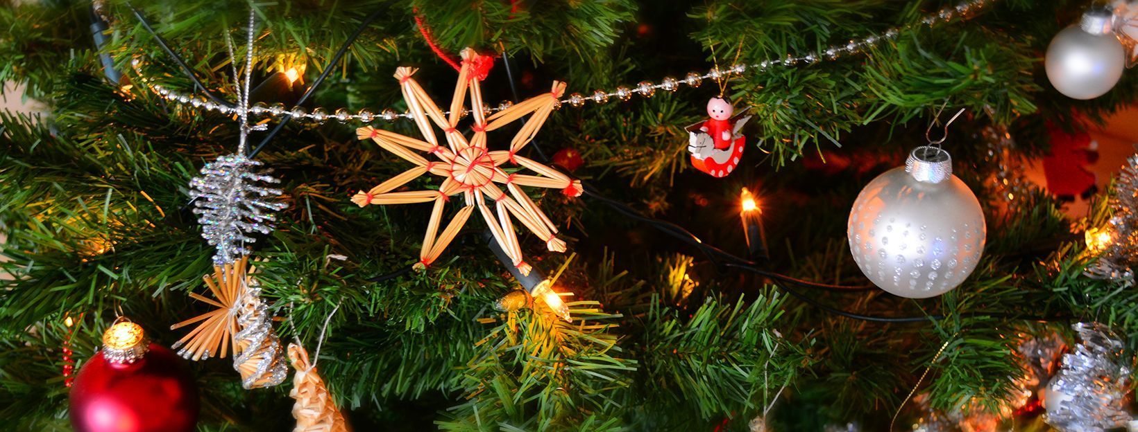 Strohstern, Tannenzweige, Christbaumschmuck, Lichterkette, Nahaufnahme, HD, PC-Hintergrundbild