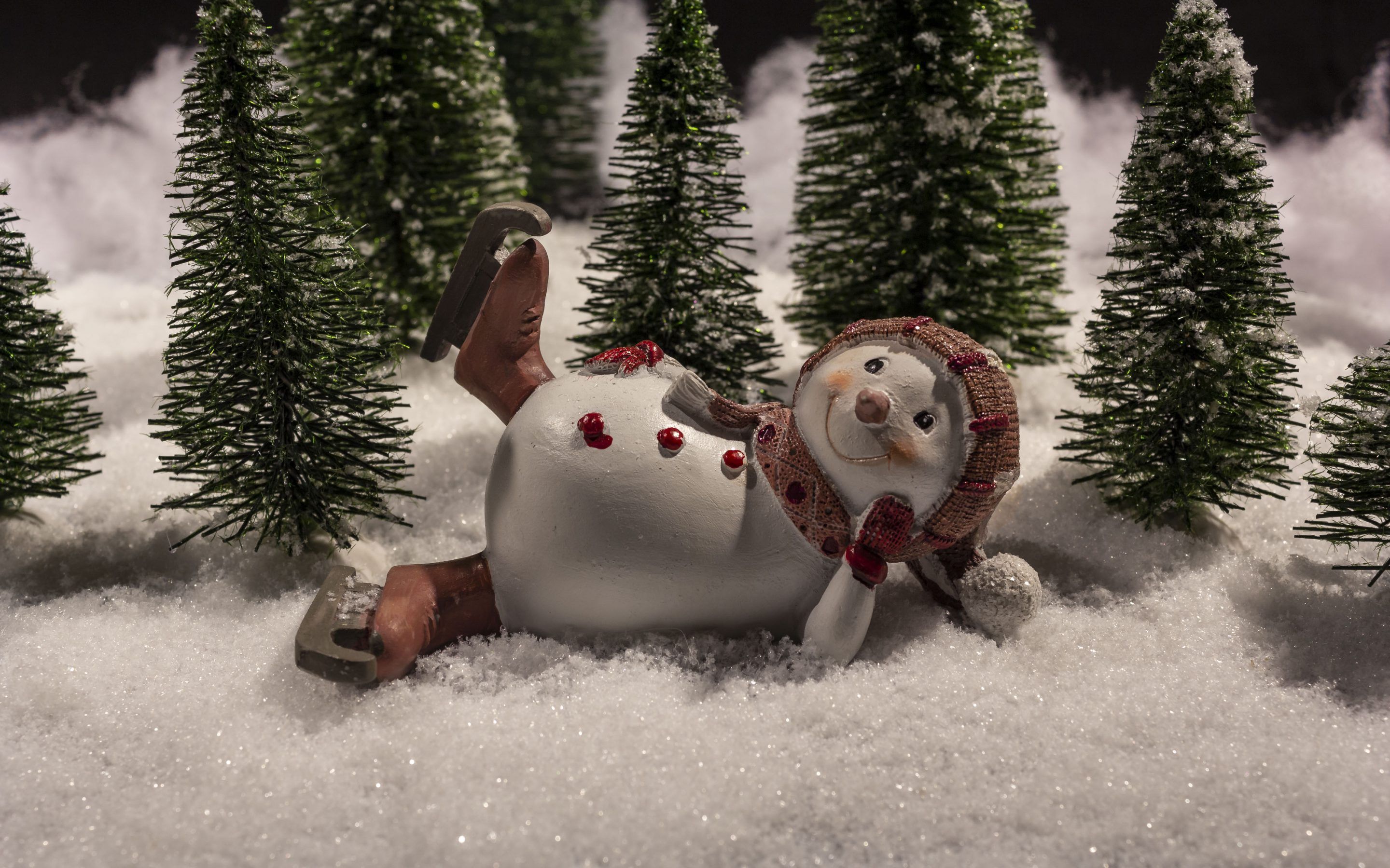 Schneemann, Figur, Tannen, Schnee, Miniatur, 2K, Hintergrundbild für den PC