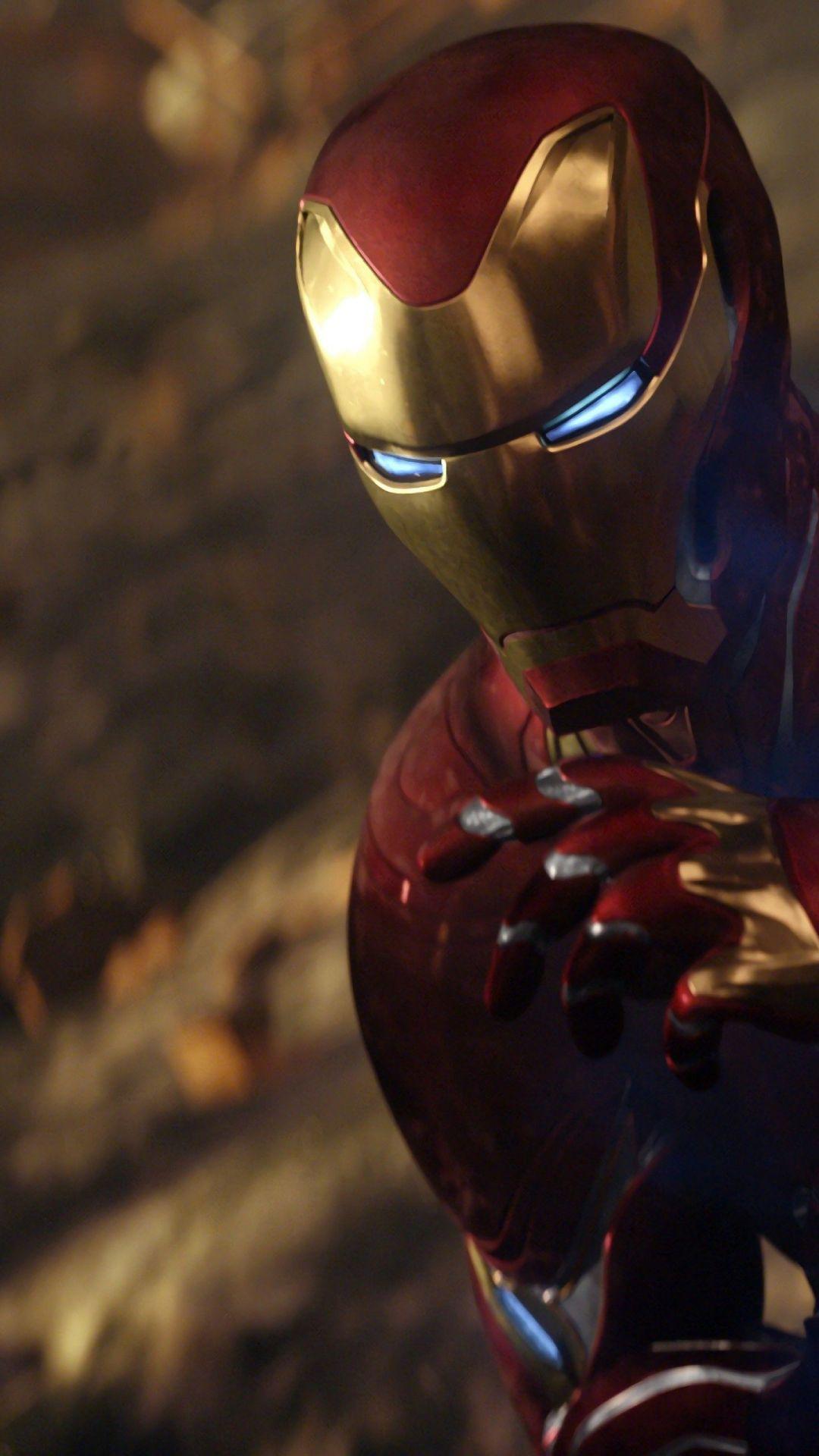 Iron Man, Helm, Nahaufnahme, Leuchtende Augen, Dunkel, Hochformat, Hintergrundbild fürs Smartphone