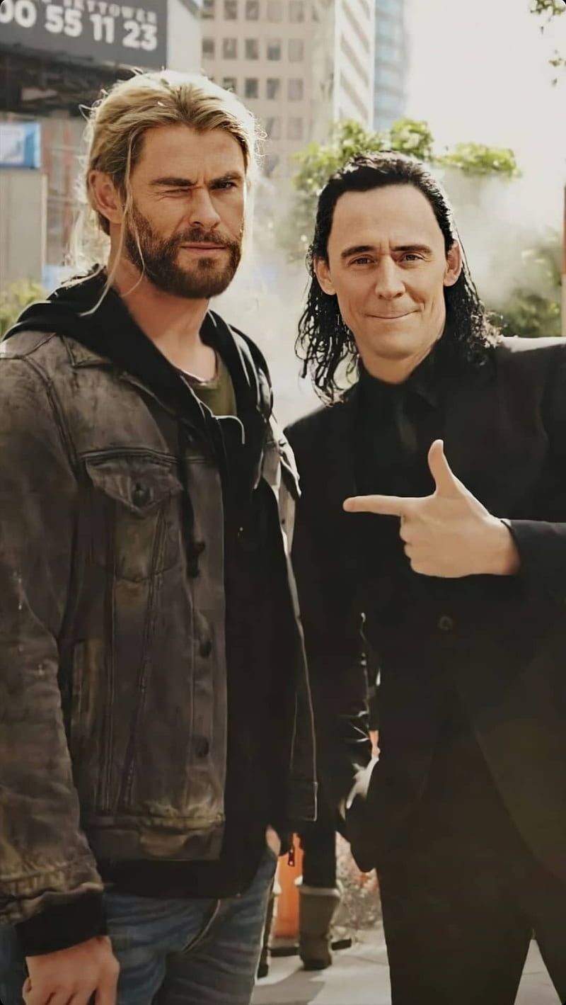 Chris Hemsworth, Tom Hiddleston, Freunde, Straße, Lederjacke, HD, Handy-Hintergrundbild