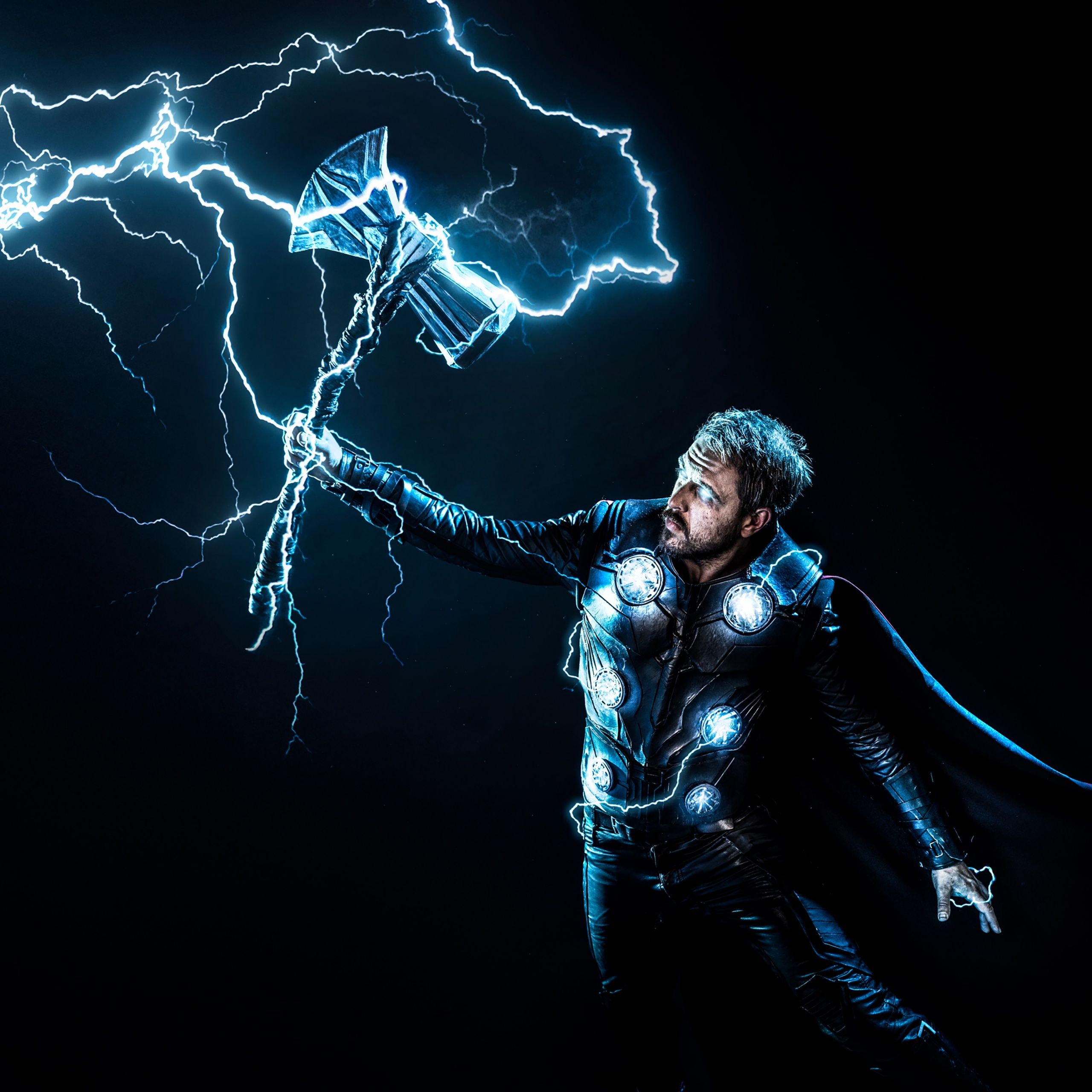 Thor, Blitze, Mjölnir, Schwarzer Hintergrund, Kampfpose, 2K Wallpaper