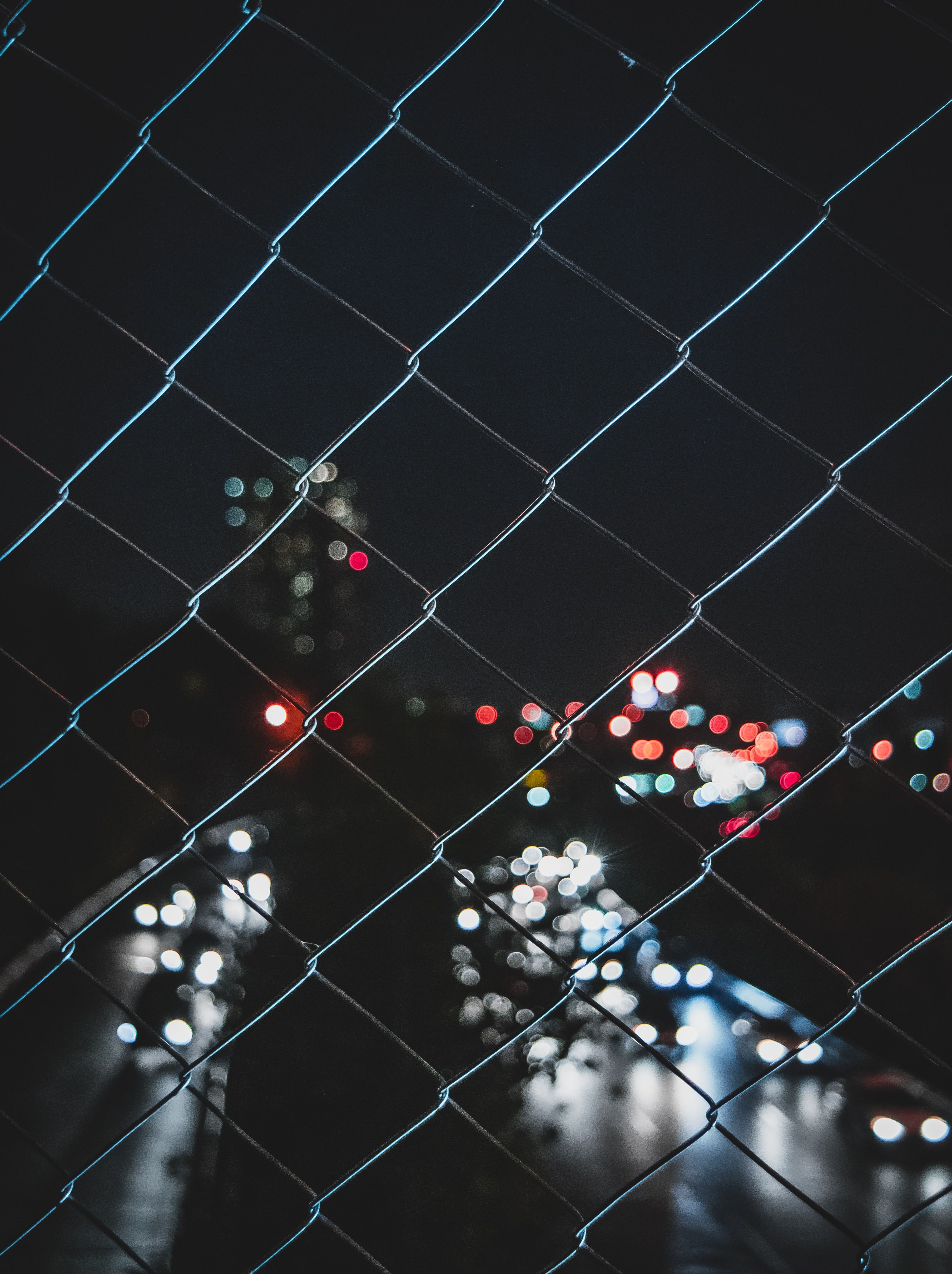 Maschendrahtzaun, Stadtlichter, Bokeh, Nacht, Straßenverkehr, Dunkel, Hintergrundbild fürs iPad