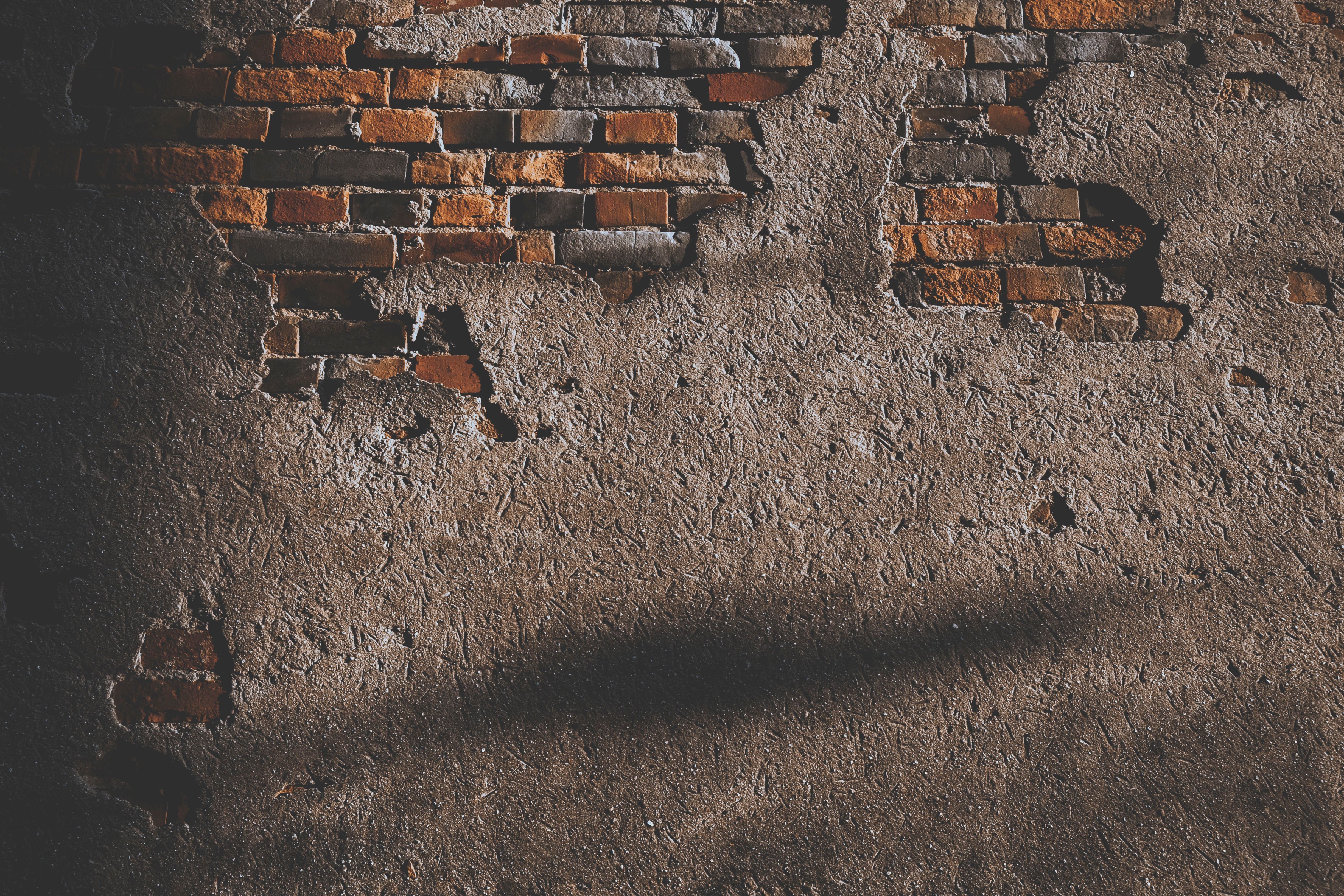 Bröckelnder Putz, Freigelegte Ziegel, Schatten, Verwittert, Grunge, 4K, PC-Hintergrundbild