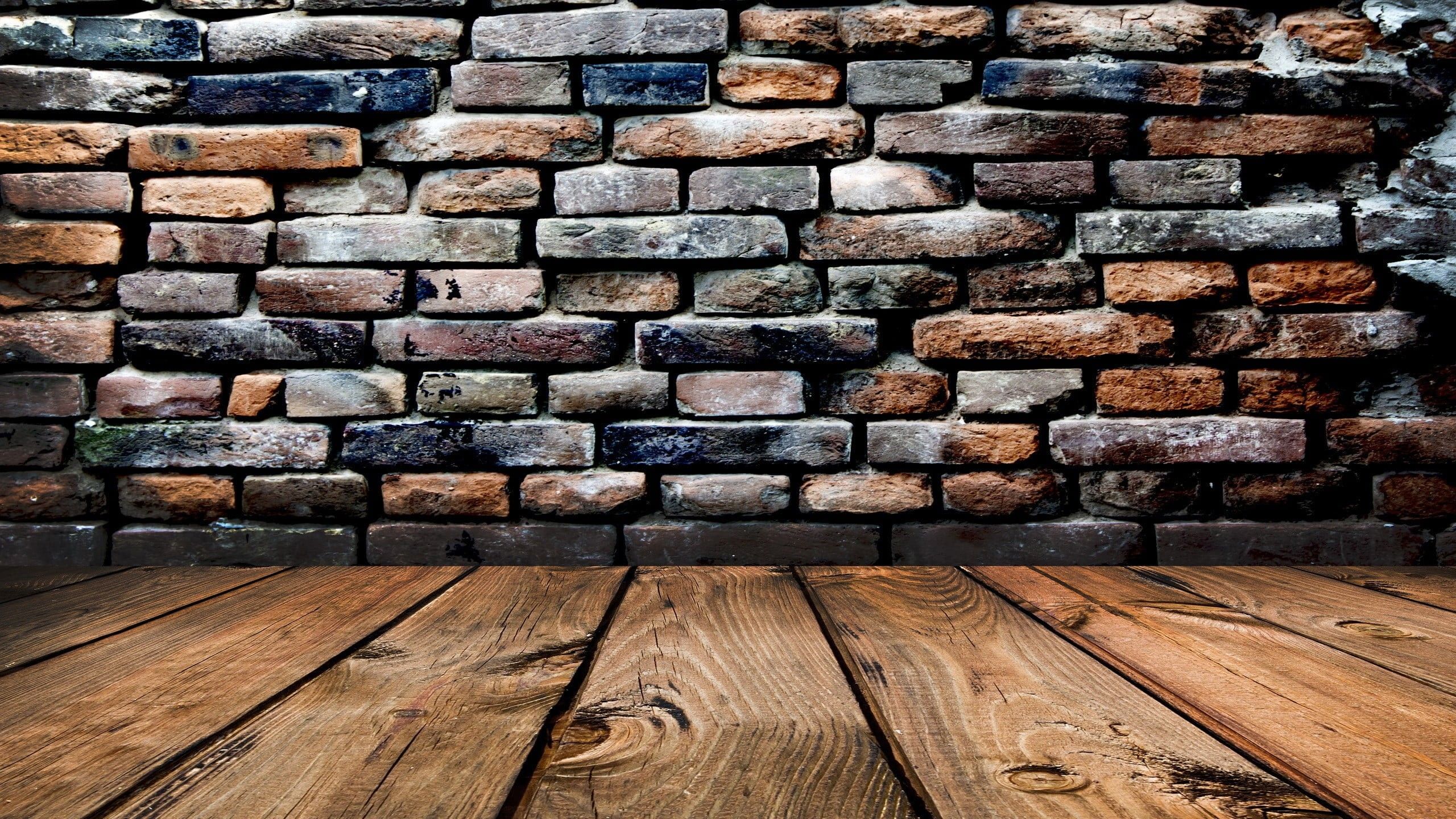 Backsteinmauer, Holzboden, Dielen, Rustikal, Raum, 2K 1440p, Desktop-Hintergrundbild