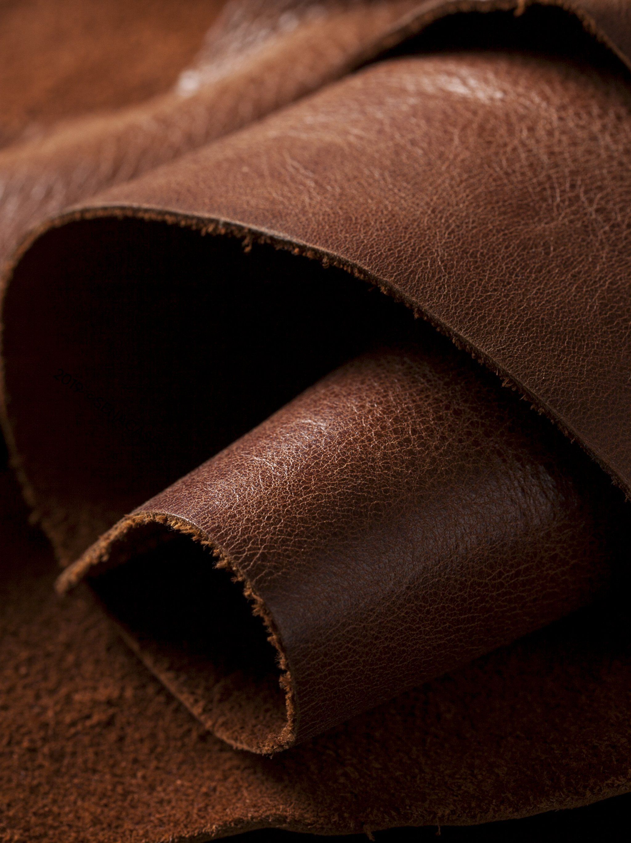 Braunes Leder, Lederrolle, Rohleder, Textur, Nahaufnahme, QHD+, Tablet-Hintergrund