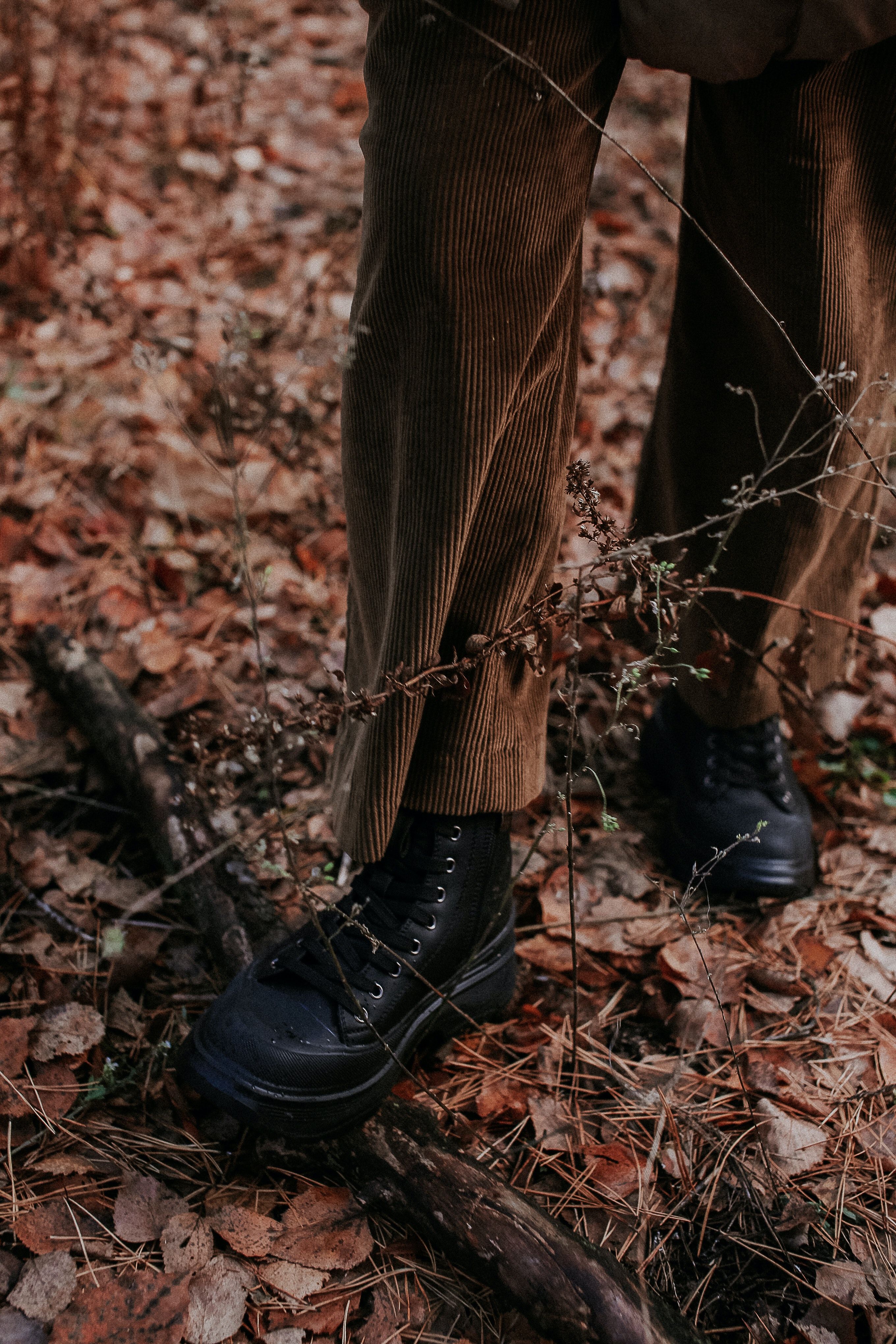 Lederstiefel, Herbstlaub, Cordhose, Waldboden, Herbst, QHD+, Handy-Hintergrund im Hochformat
