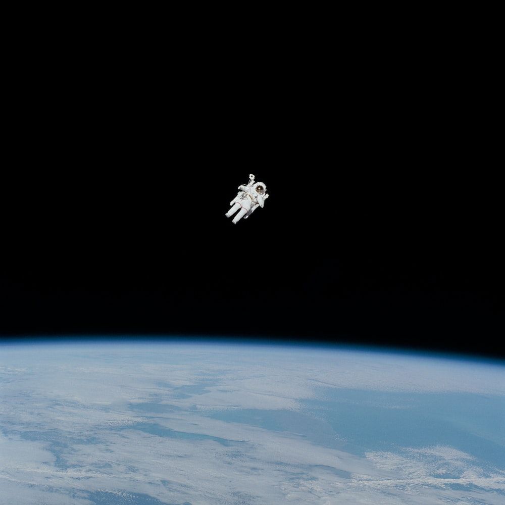 Astronaut, Erde, Weltraumspaziergang, Orbit, Schwarz, Hintergrundbild für iPad und Tablet