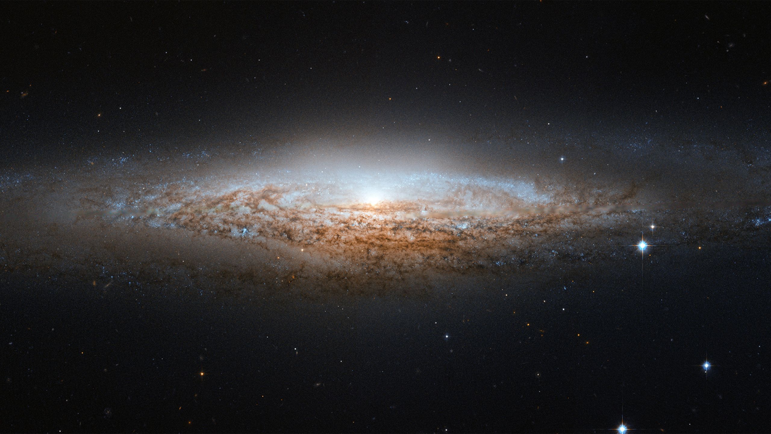 Spiralgalaxie, Seitenansicht, Hubble, Sterne, 16:9, 2K-Hintergrundbild für den Desktop