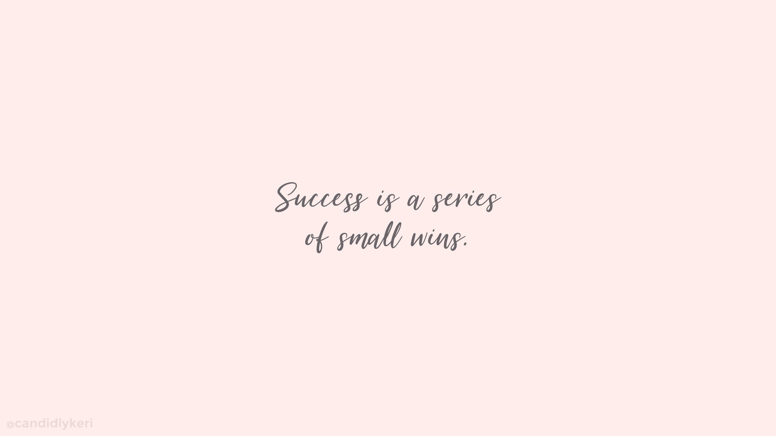 Success Is a Series of Small Wins, Motivationsspruch, Kalligrafie, Pastellrosa, Minimalistisch, 2K-Hintergrundbild