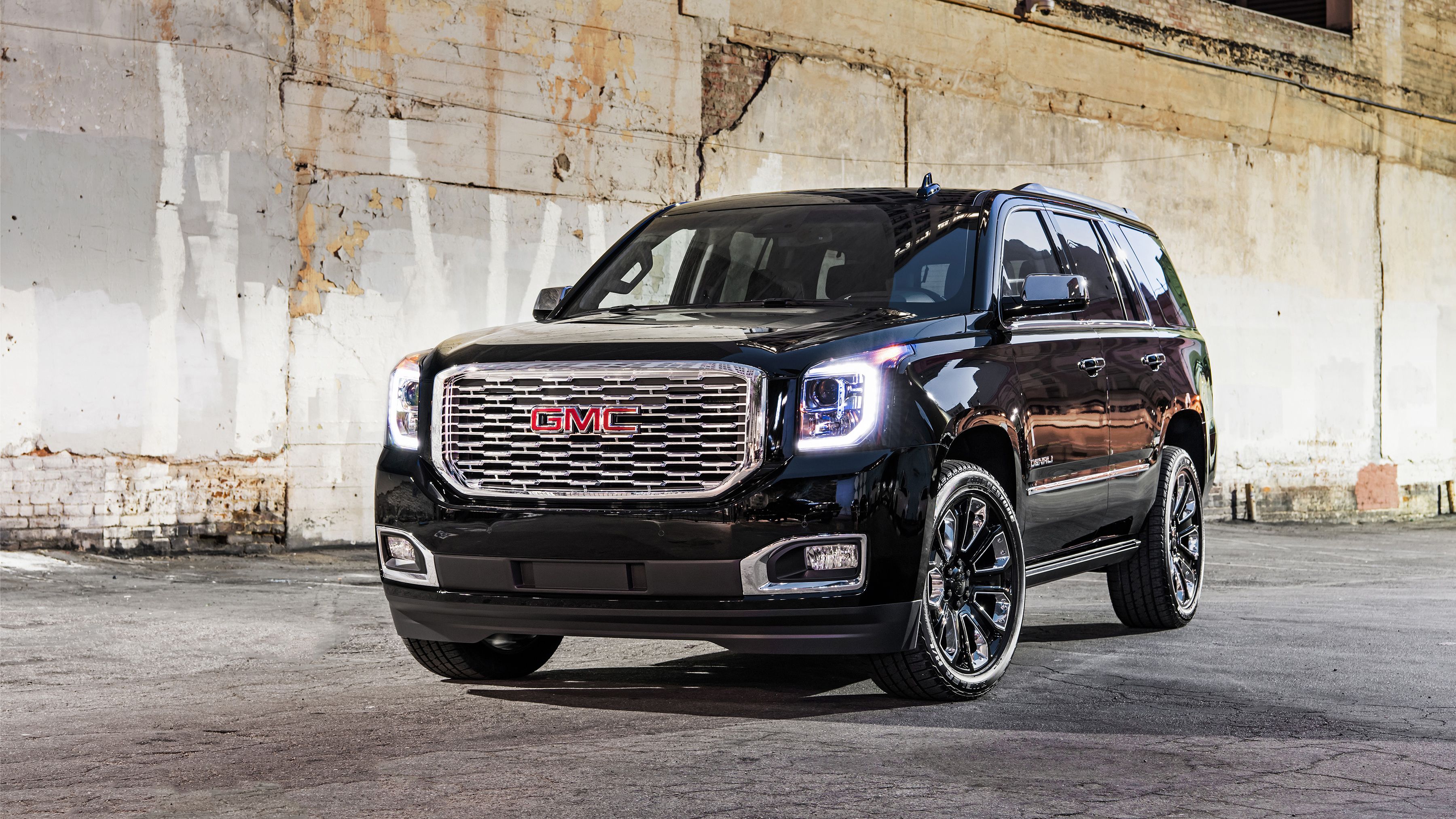 GMC Yukon Denali, GMC, SUV, Schwarz, Betonwand, 16:9, 2K-Hintergrundbild für den Desktop