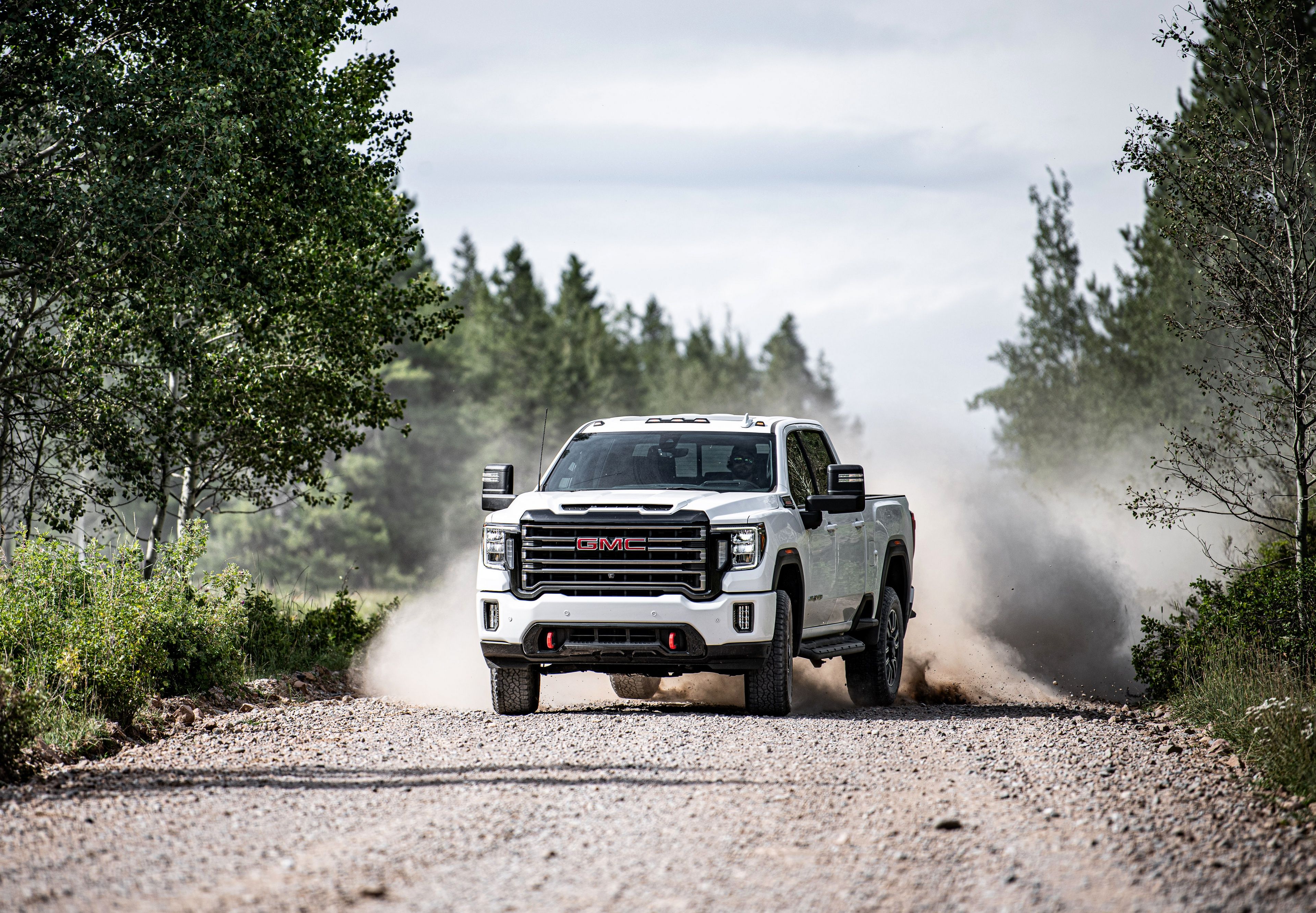 GMC Sierra HD AT4, GMC, Pick-up, Schotterweg, Staub, Wald, 4K, Windows-Hintergrundbild