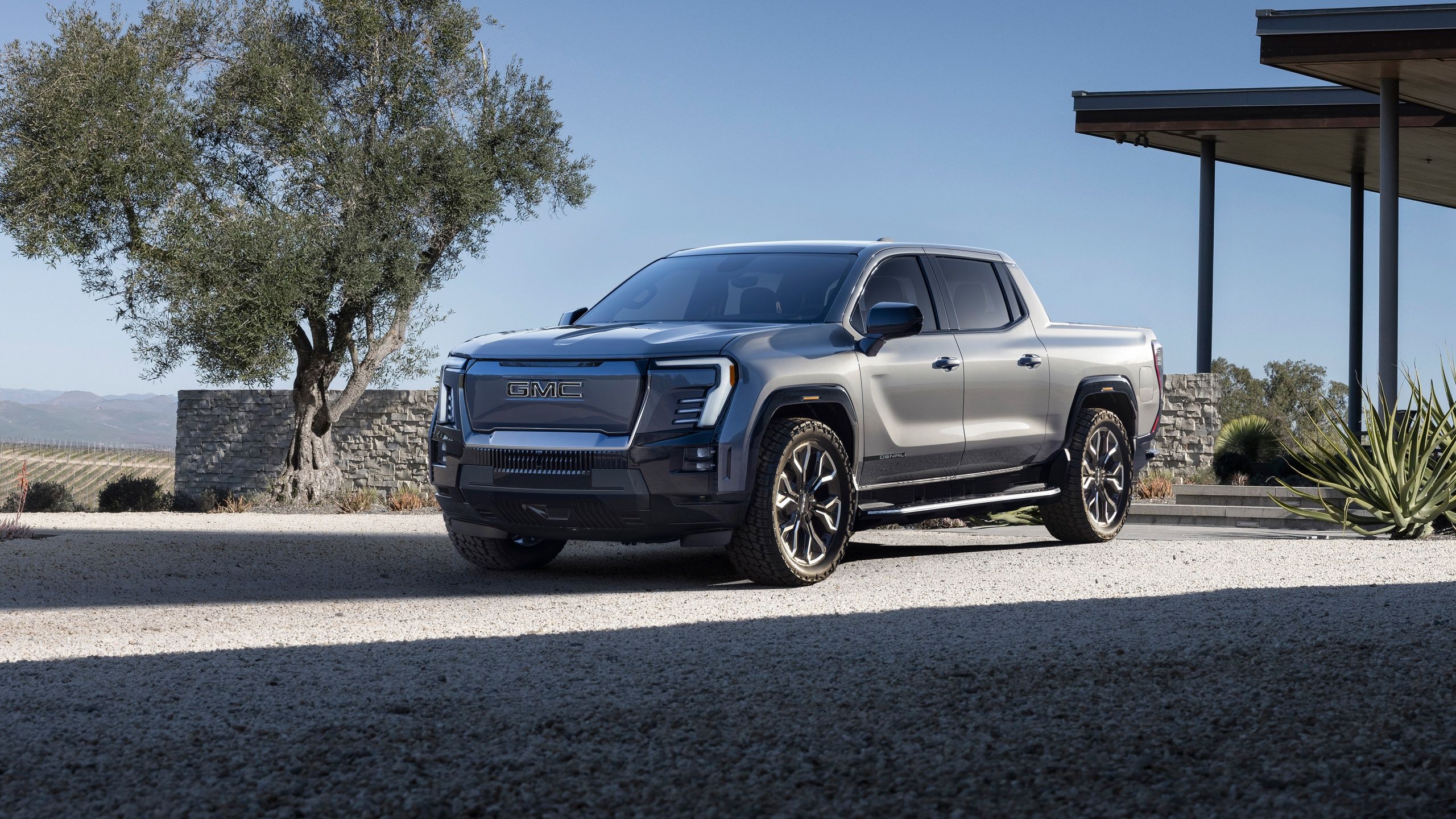 GMC Sierra EV, GMC, Elektro-Pick-up, Dunkelblau, Olivenbaum, 2K, Laptop-Hintergrundbild