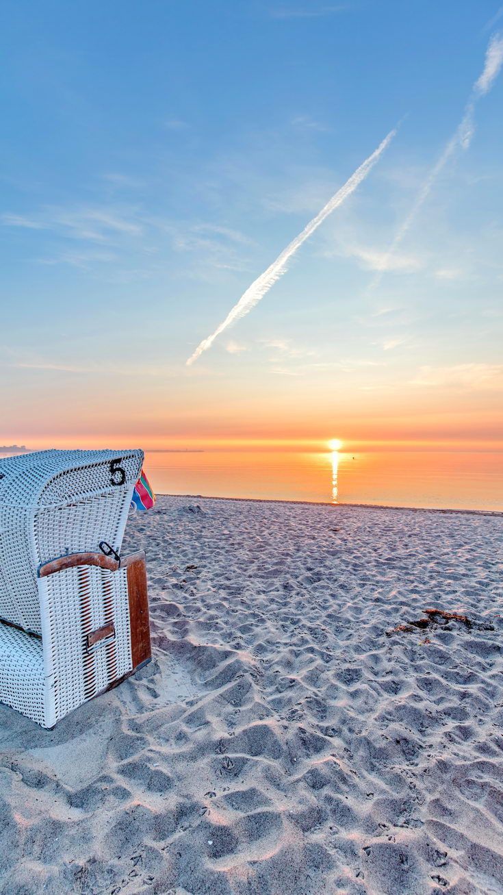 Strandkorb, Sonnenuntergang, Sandstrand, Kondensstreifen, Ostsee, HD, Handy-Hintergrundbild