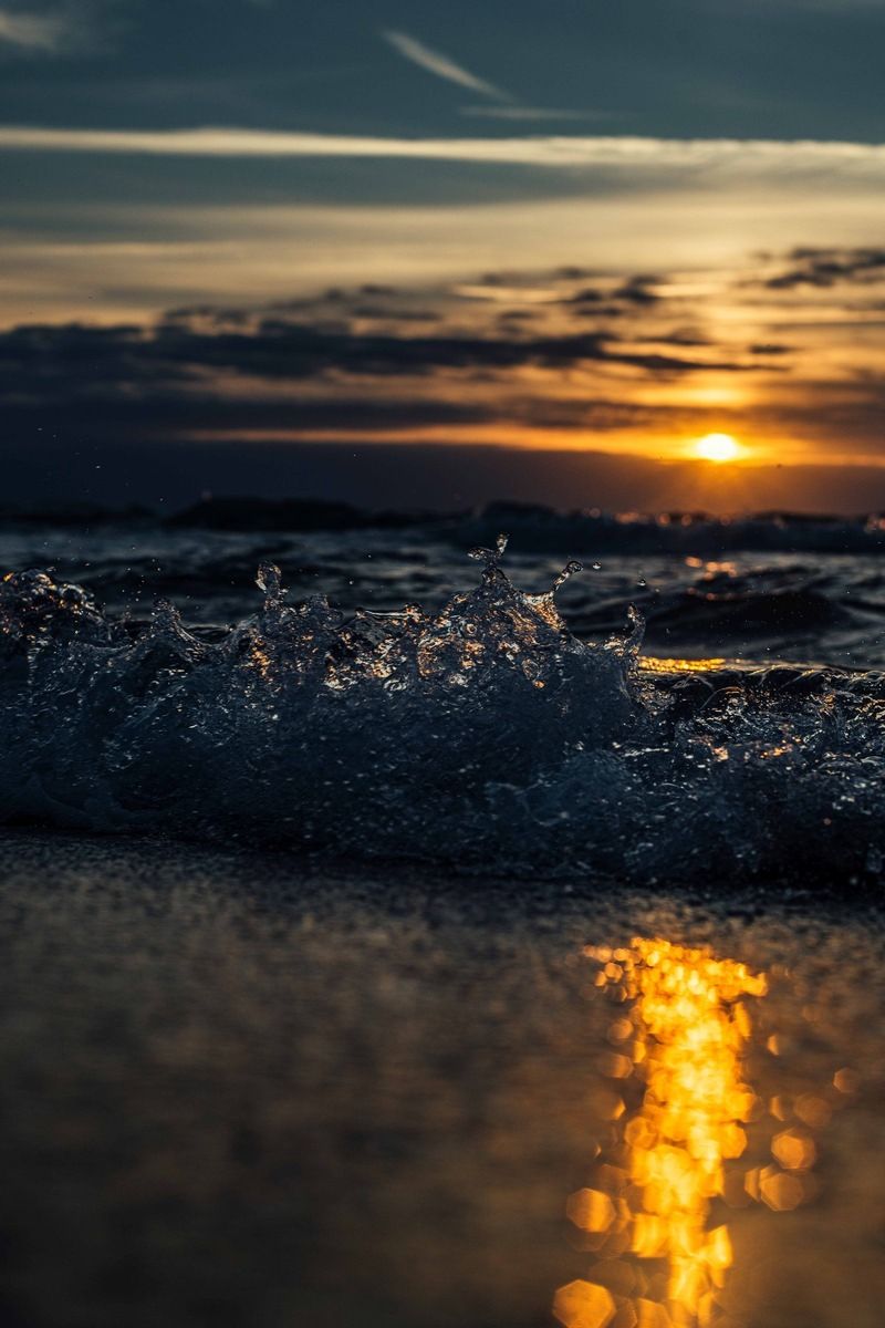 Sonnenuntergang, Wellen, Spiegelung, Goldenes Licht, Dunkel, HD, Handy-Hintergrund