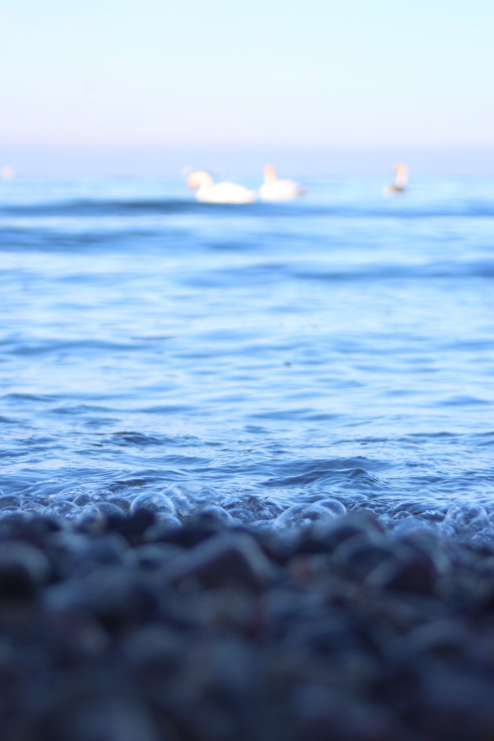 Meer, Kieselstrand, Segelboote, Blau, Unschärfe, Hintergrundbild für iPhone und Android